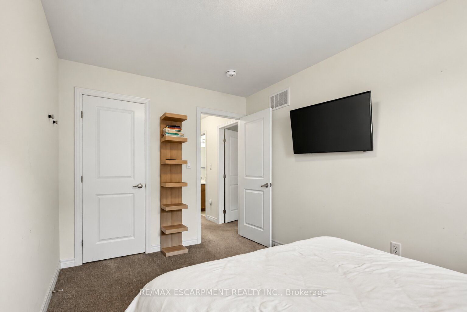 3954 Crown Street Property Photo 13