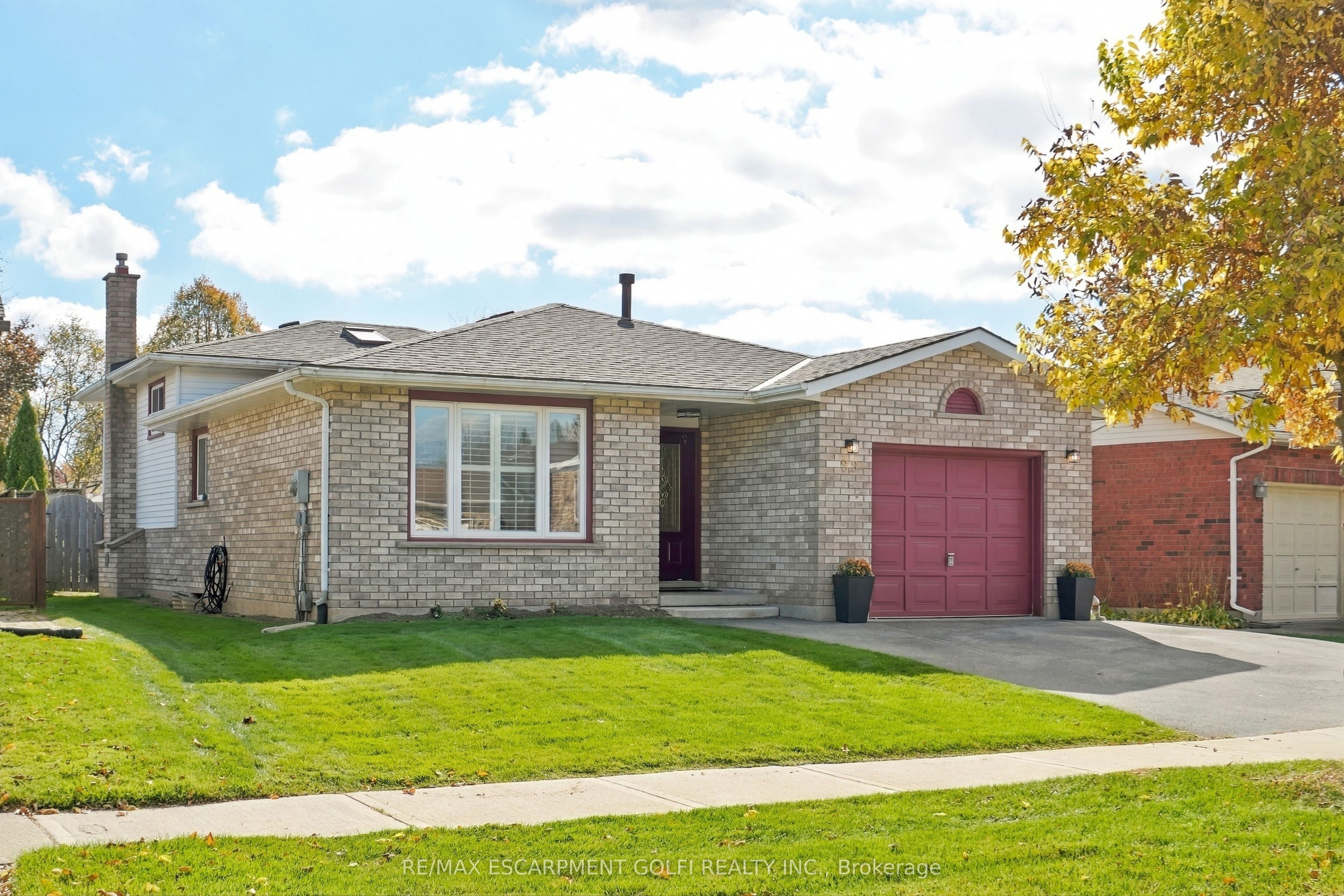 99 Lynden Hill Crescent Property Photo 2