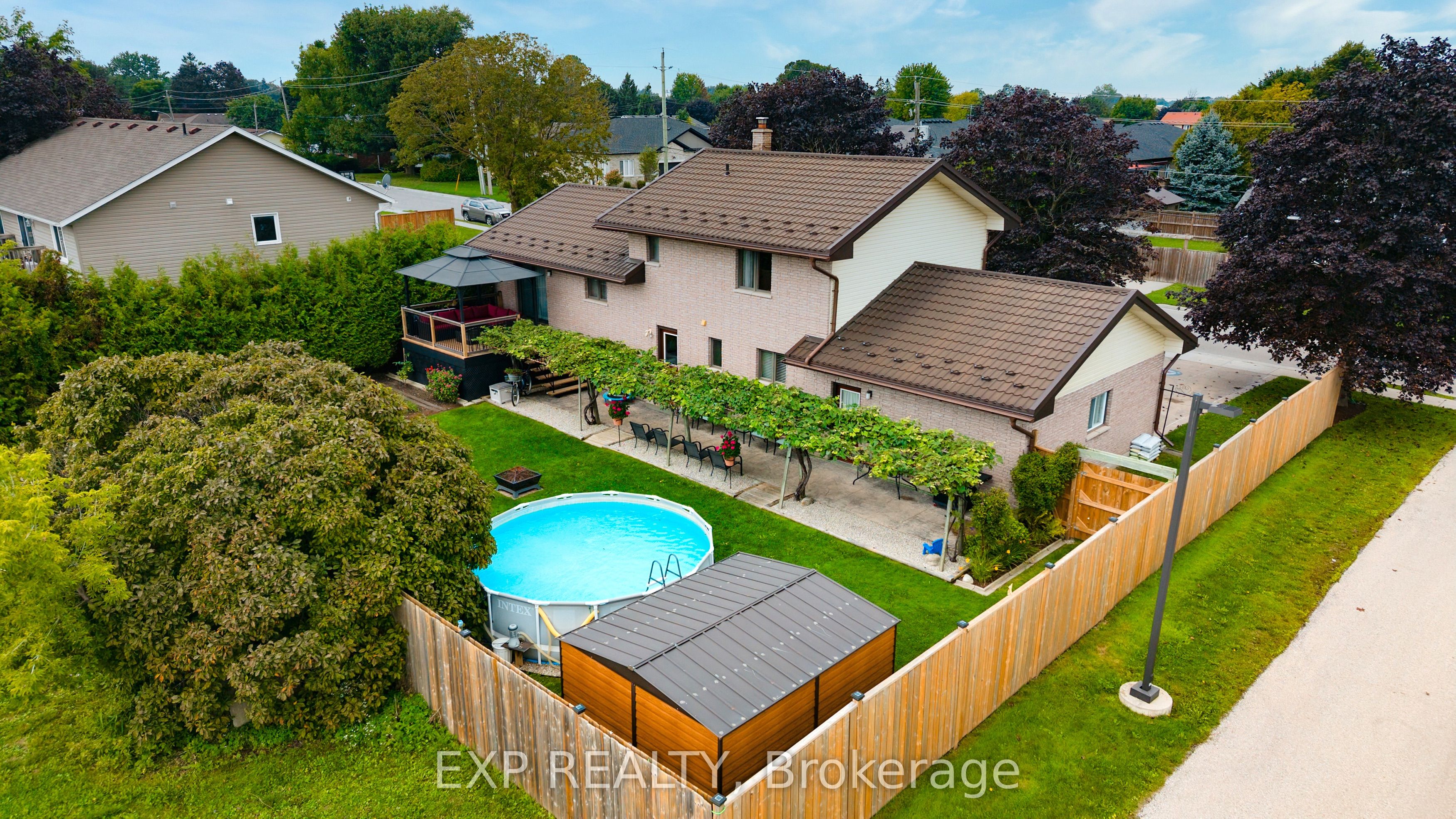 590 Albert Avenue N Property Photo 5