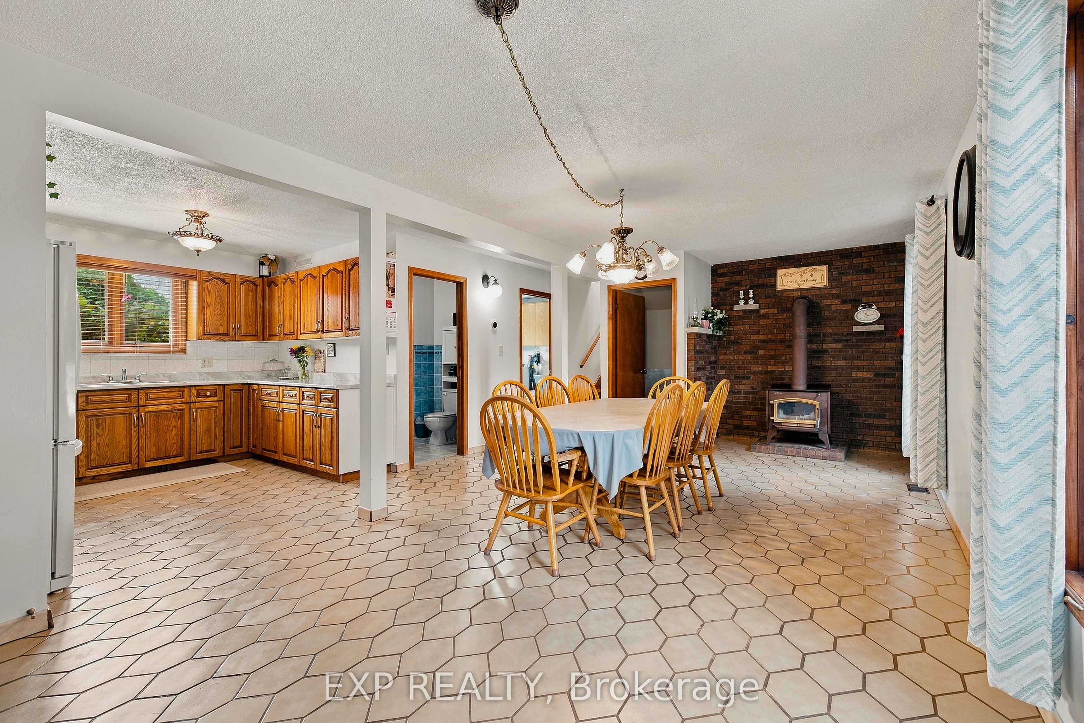590 Albert Avenue N Property Photo 16