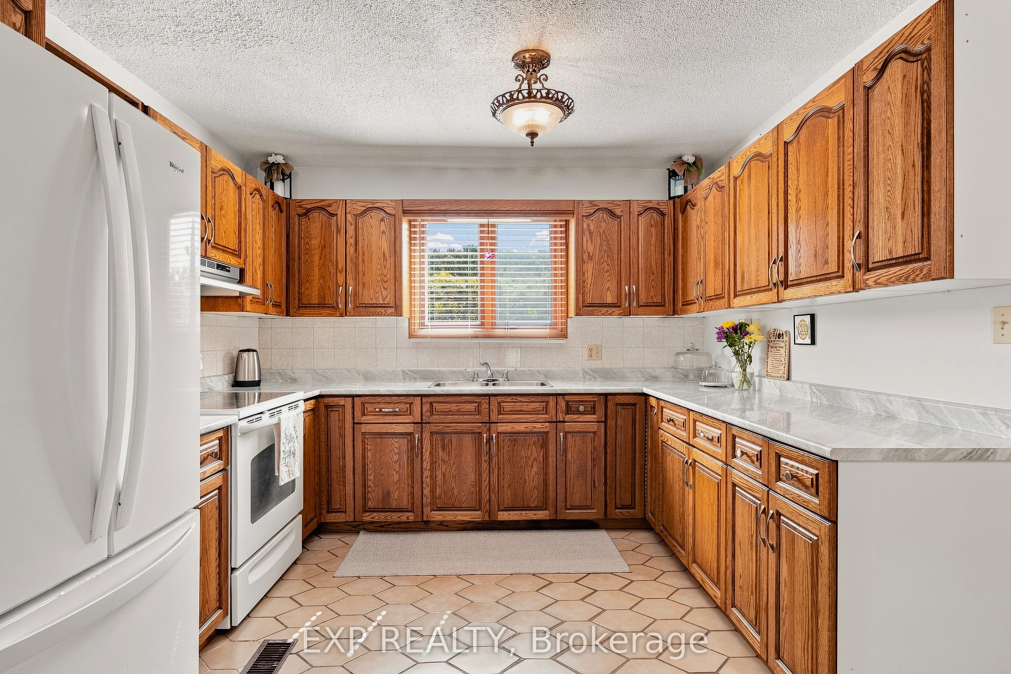 590 Albert Avenue N Property Photo 17