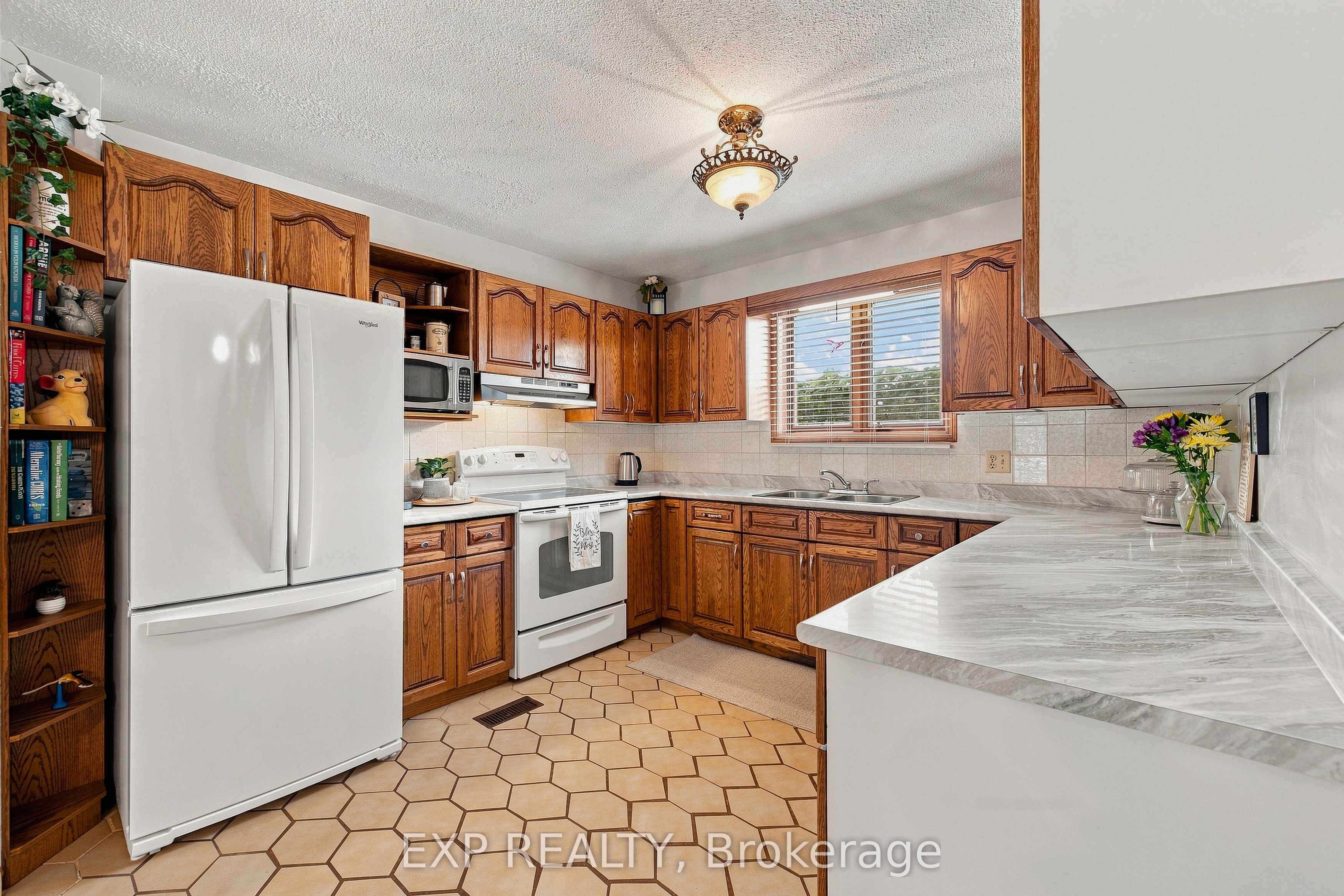590 Albert Avenue N Property Photo 18