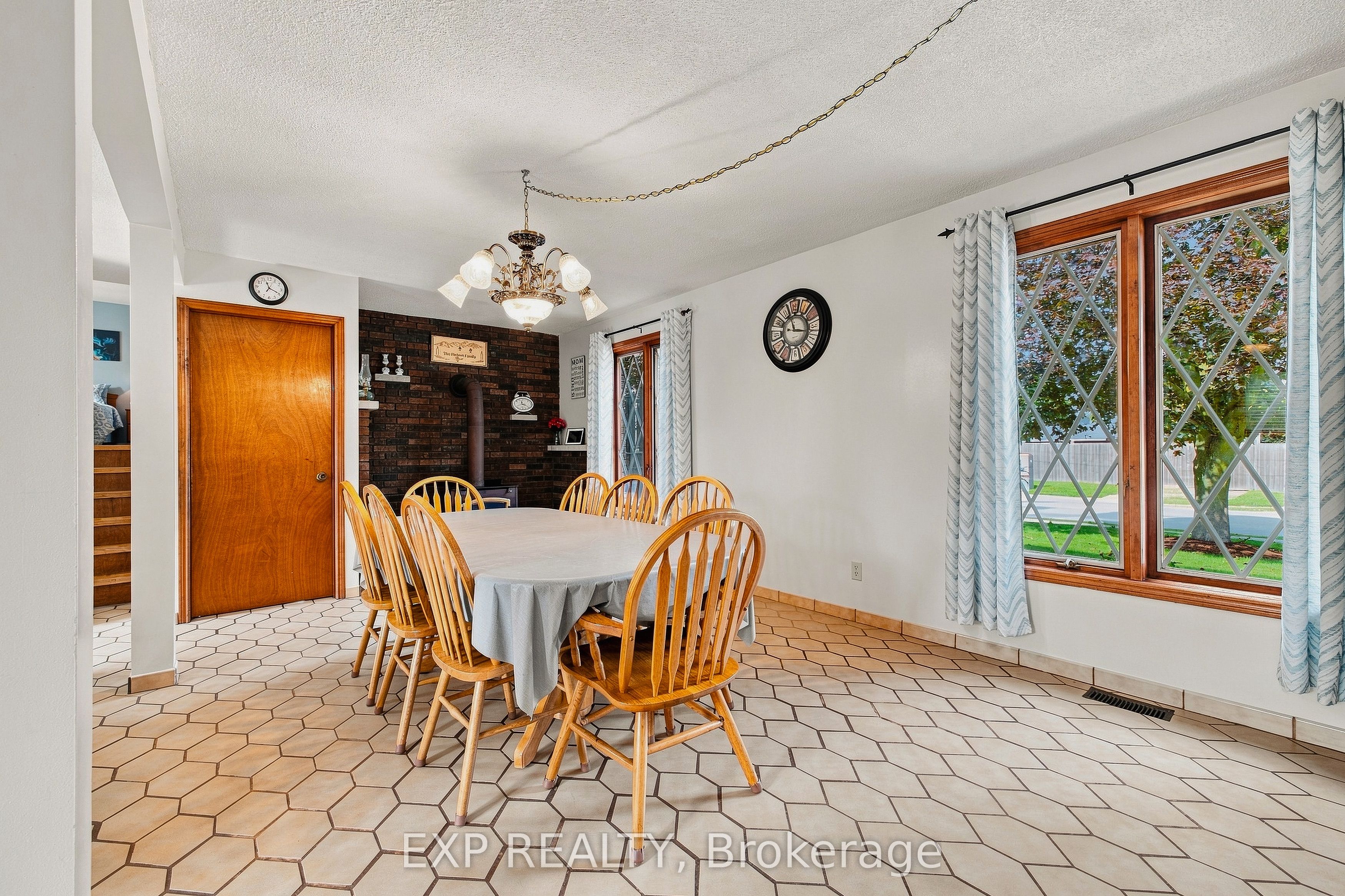 590 Albert Avenue N Property Photo 20