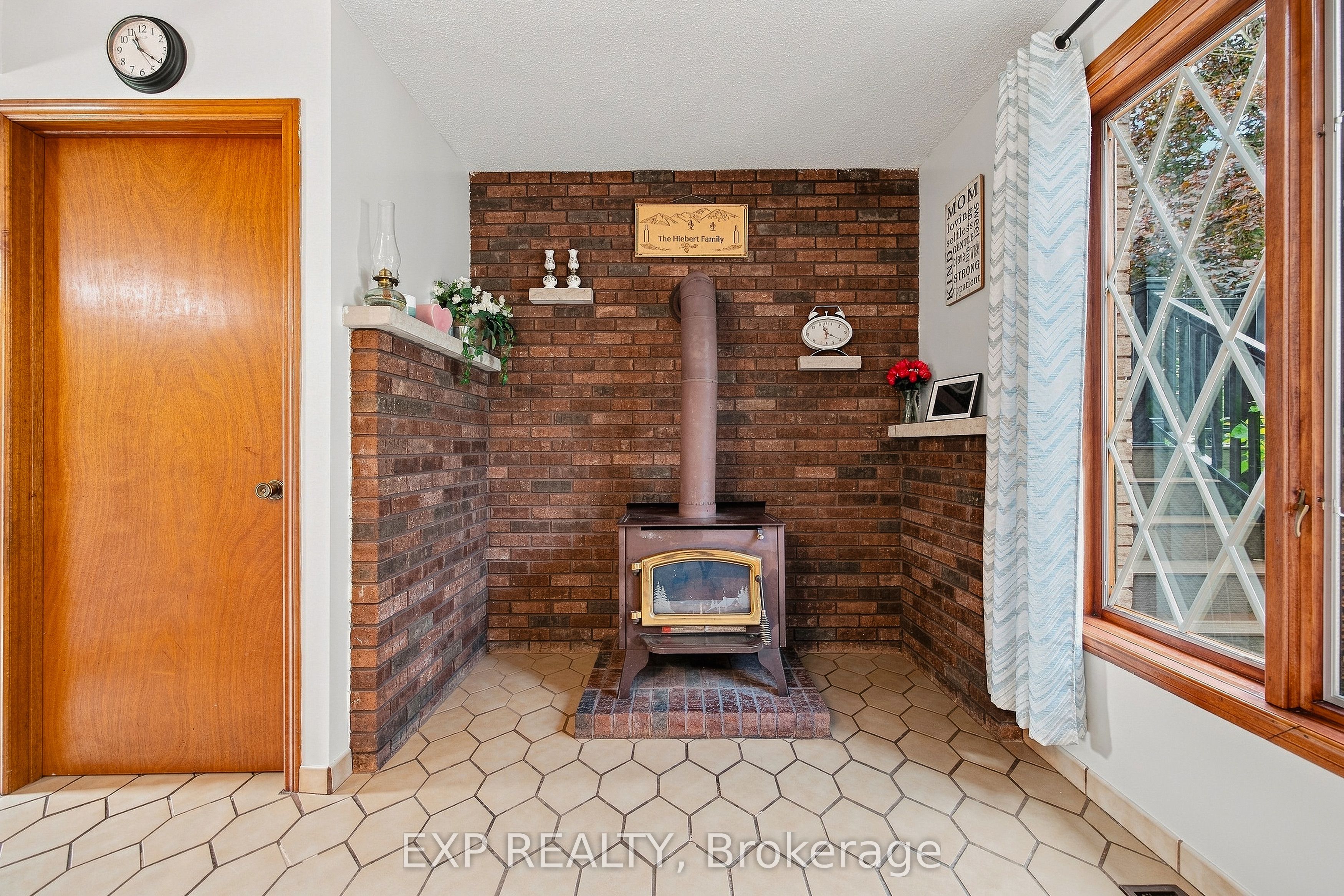 590 Albert Avenue N Property Photo 21