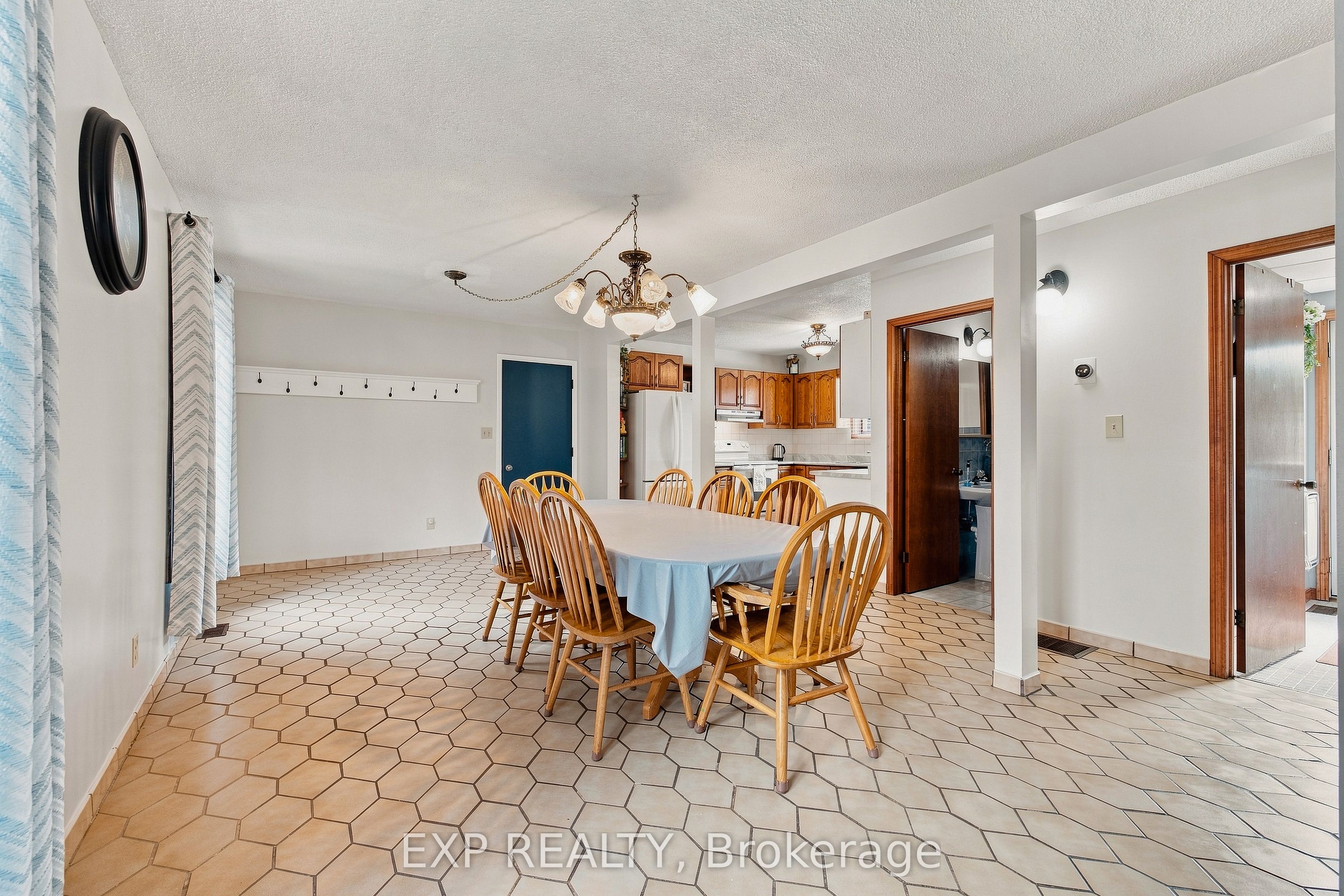590 Albert Avenue N Property Photo 22
