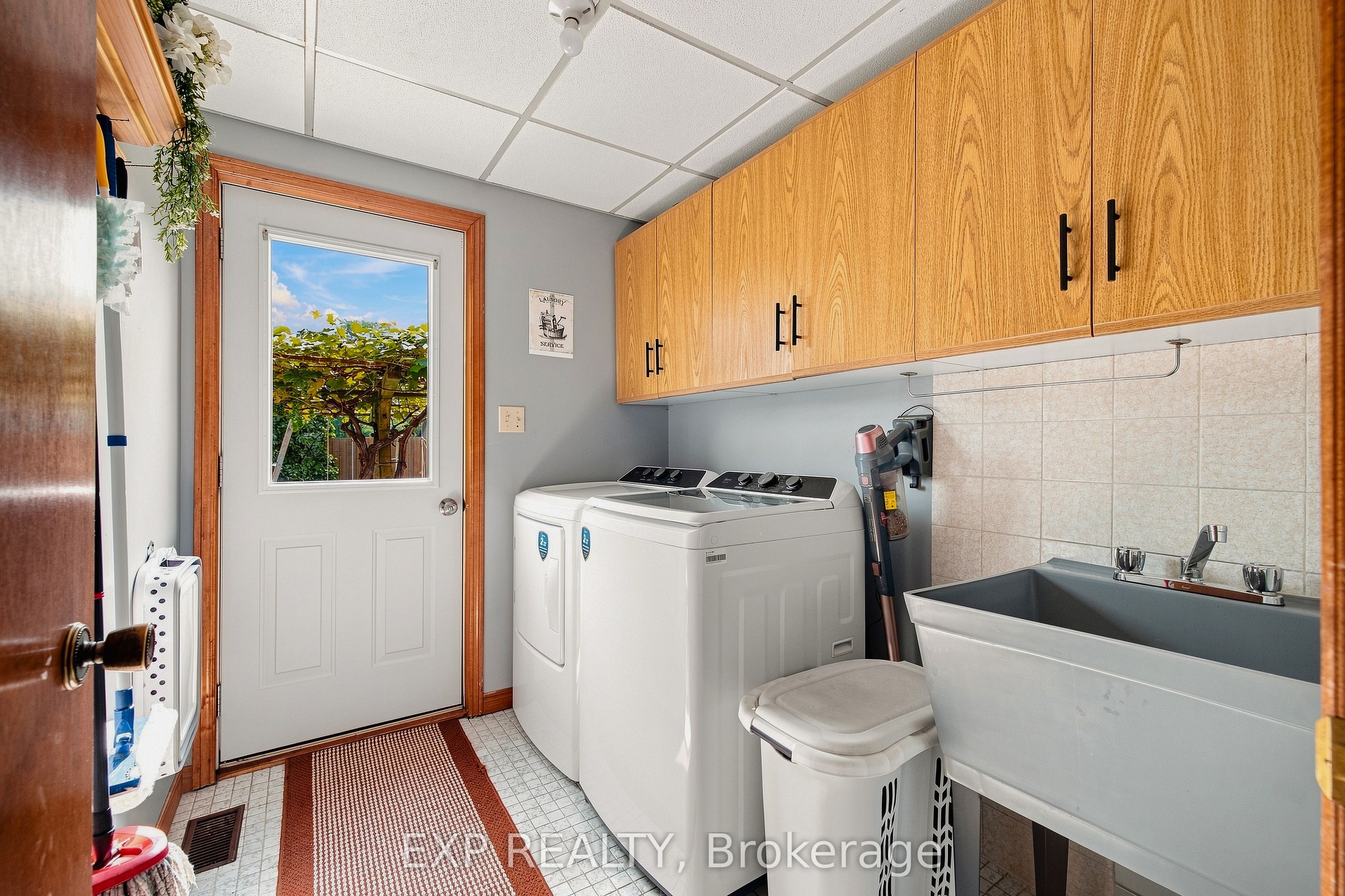 590 Albert Avenue N Property Photo 24
