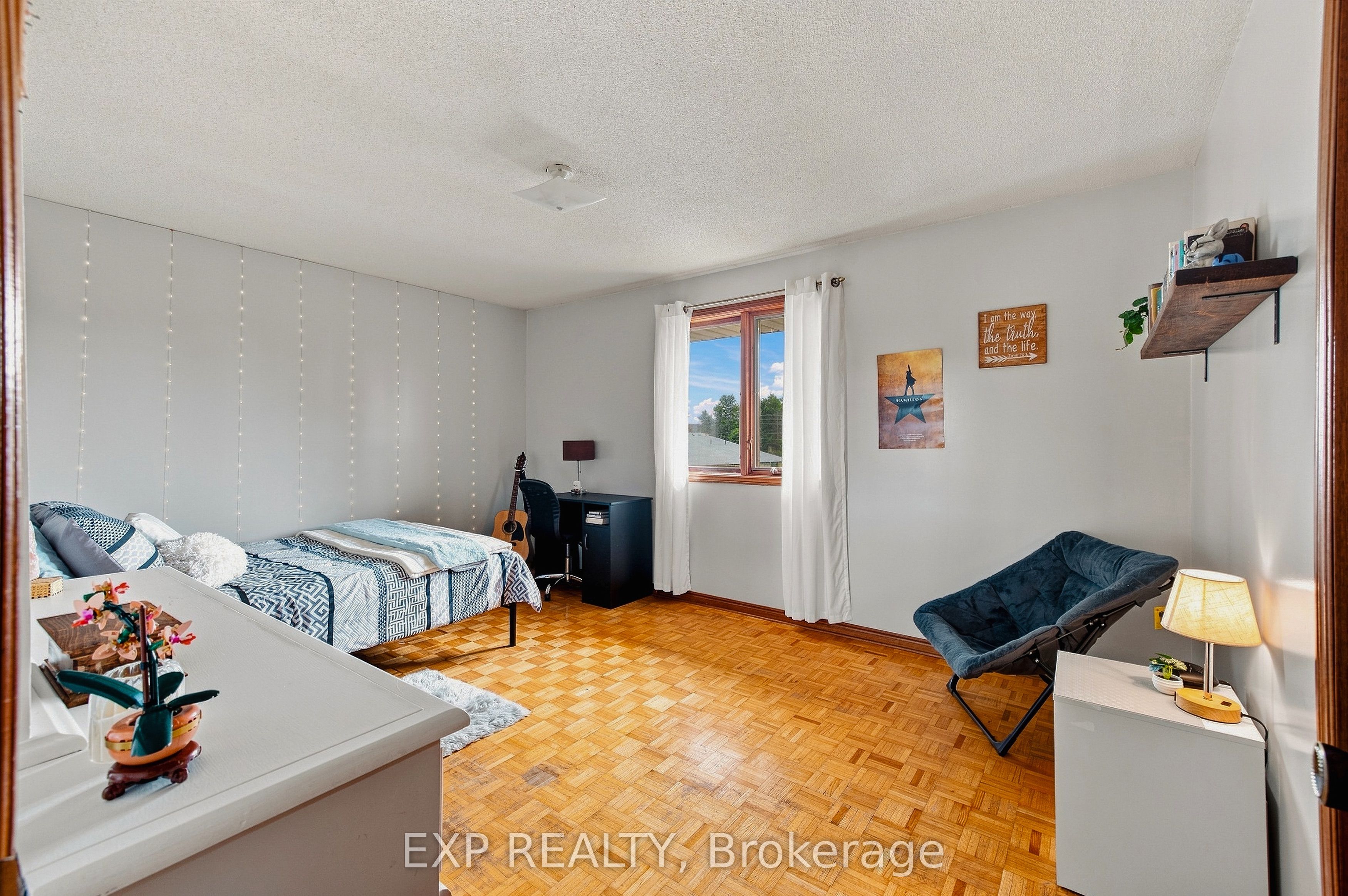 590 Albert Avenue N Property Photo 25