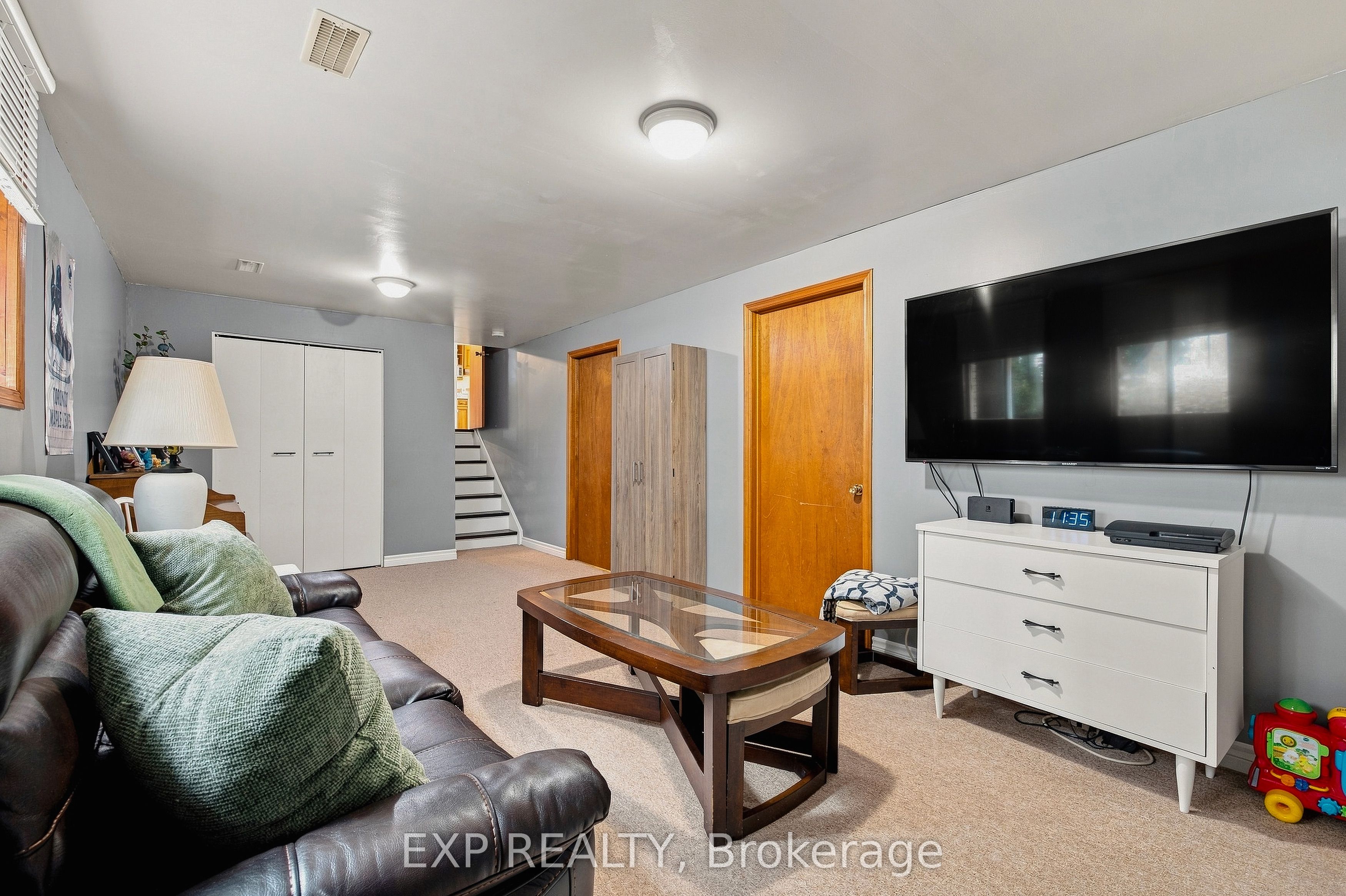 590 Albert Avenue N Property Photo 32