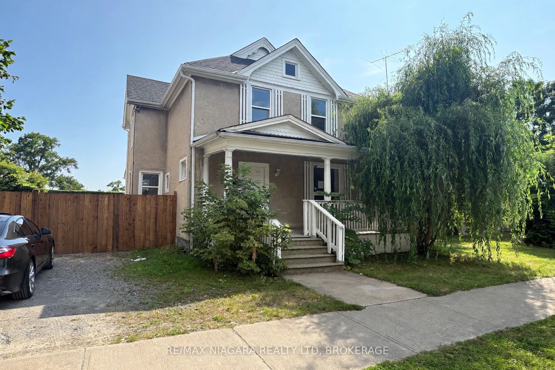 100 Queenston Street Property Photo 1
