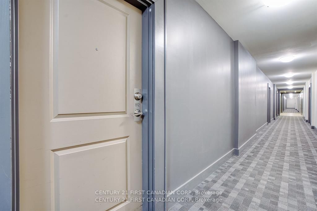 240 Villagewalk Boulevard 812 Property Photo 10