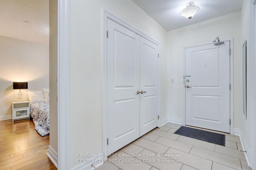 240 Villagewalk Boulevard 812 Property Photo 12