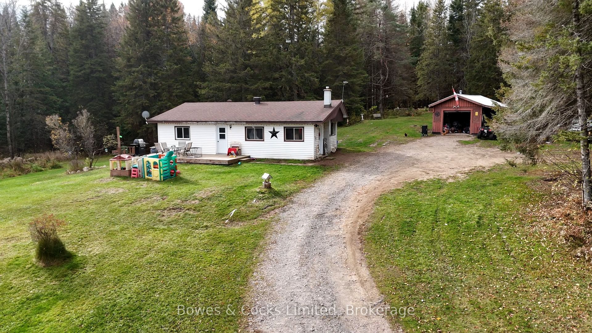 1046 Detlor Road Property Photo 1