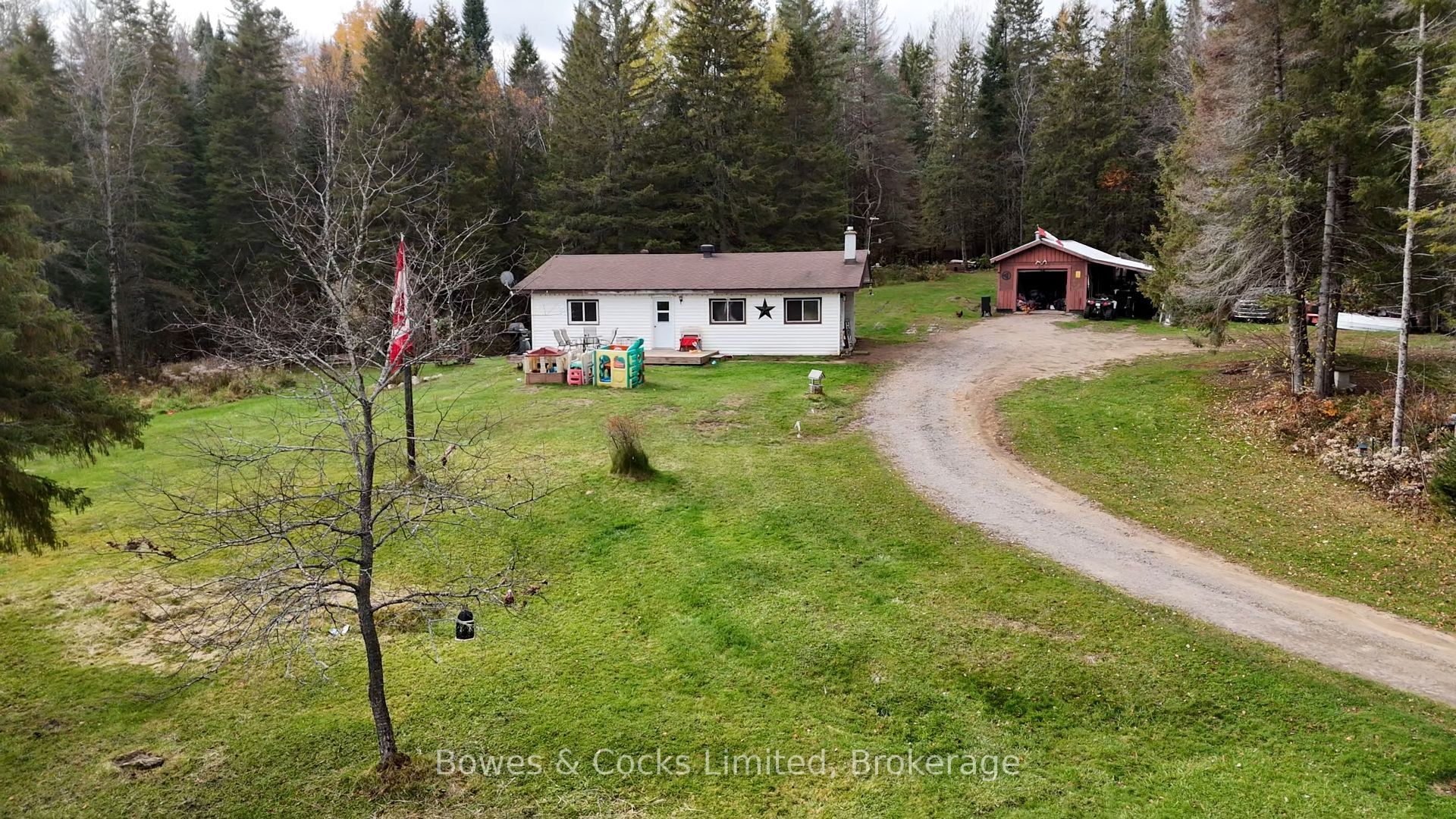 1046 Detlor Road Property Photo 2