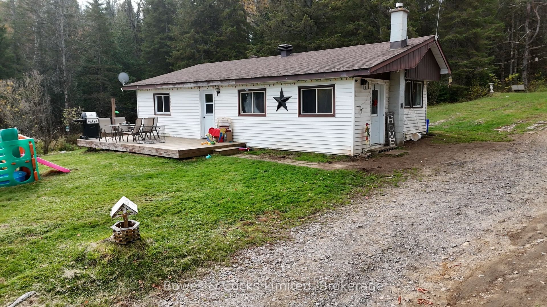 1046 Detlor Road Property Photo 3