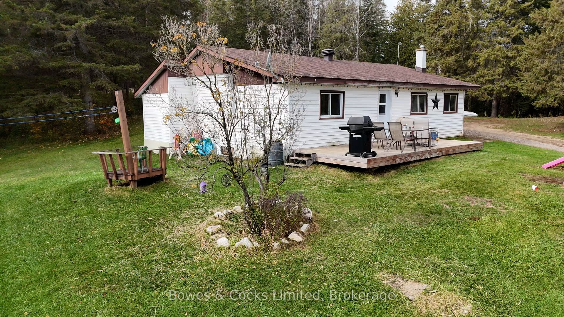 1046 Detlor Road Property Photo 4