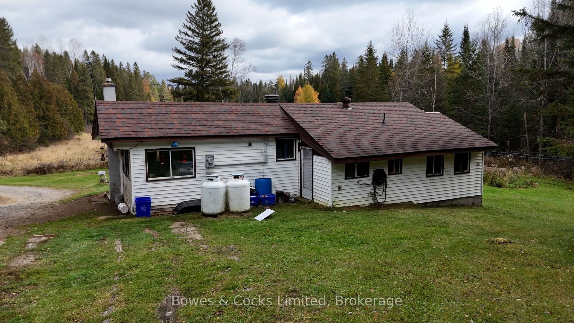 1046 Detlor Road Property Photo 5