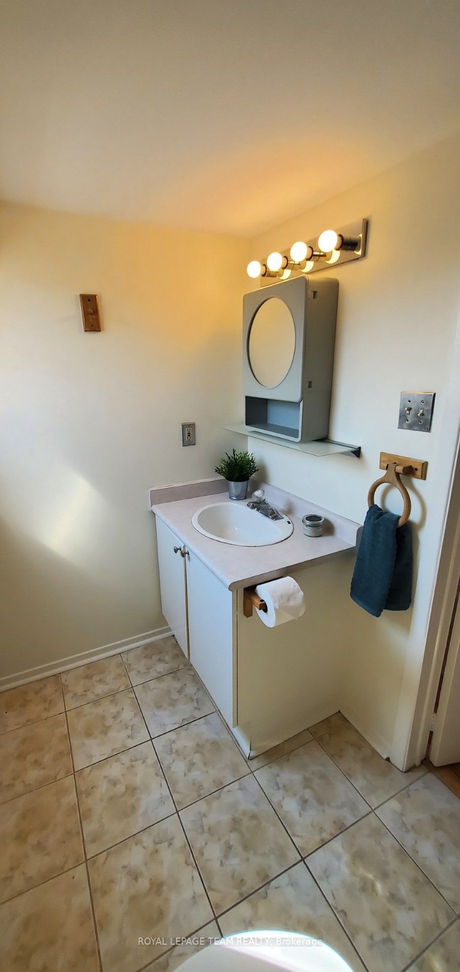 613 Gilmour Street 4 Property Photo 10