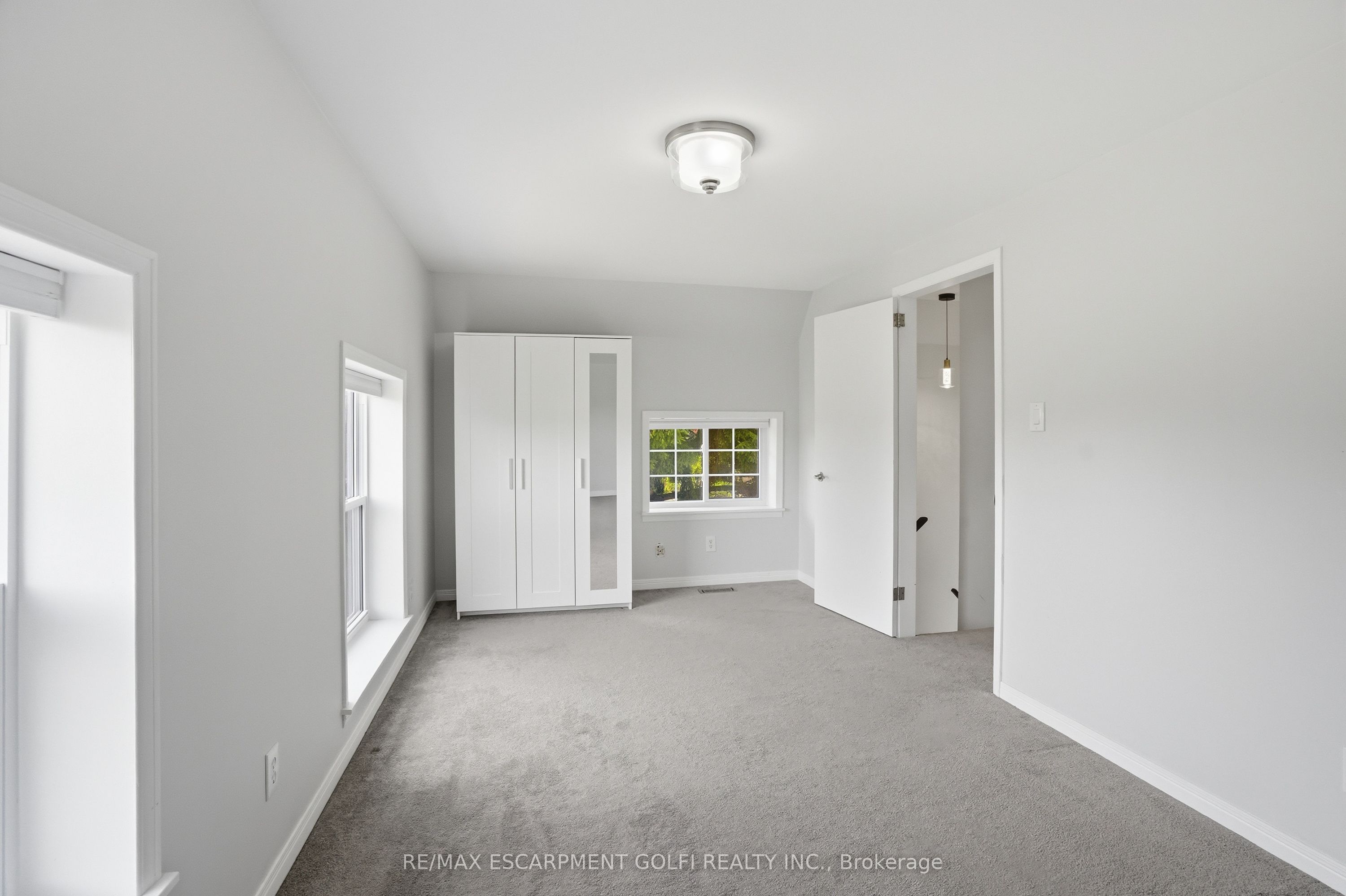 292 Main Street W A Property Photo 22