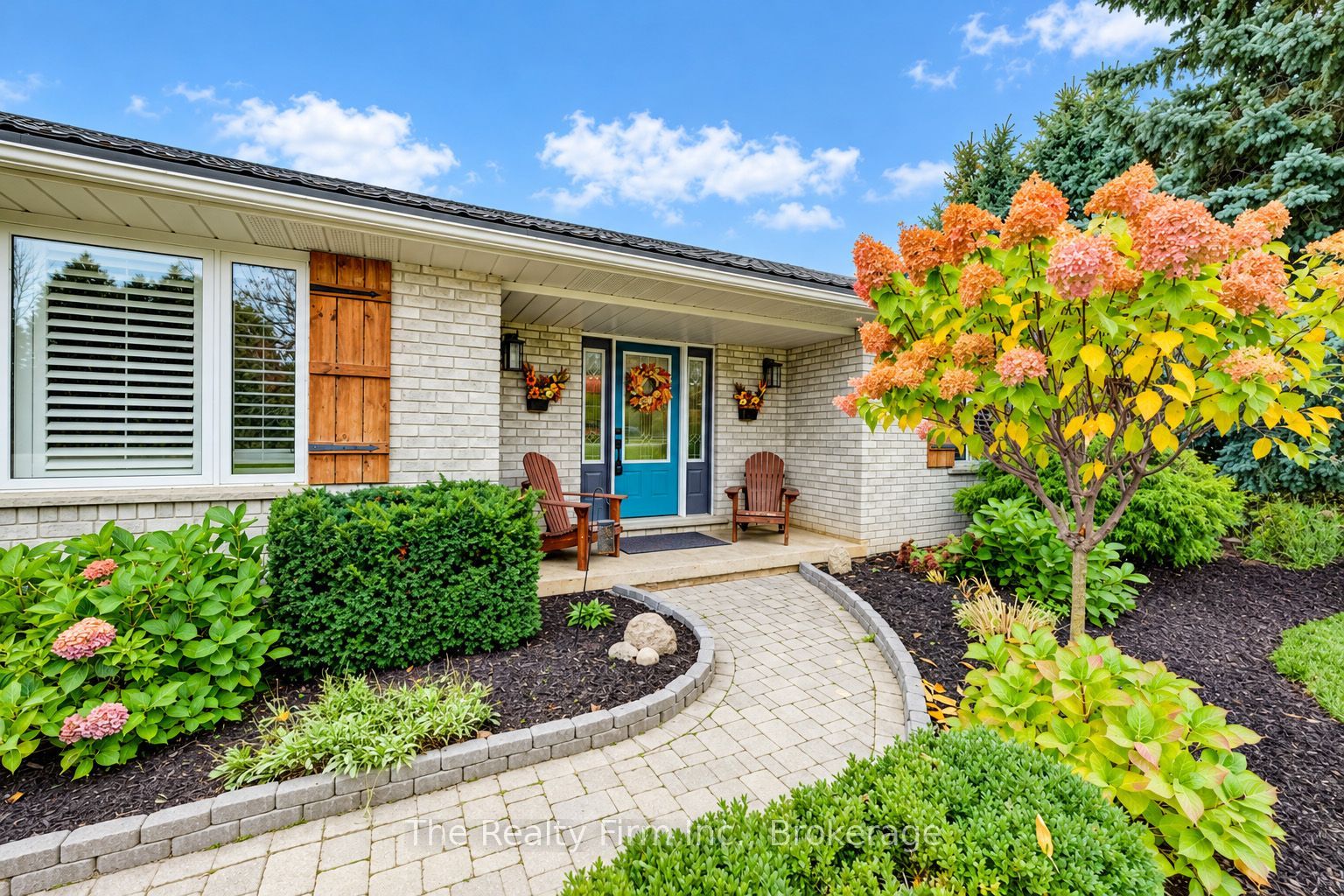 6652 3rd Line W Property Photo 2