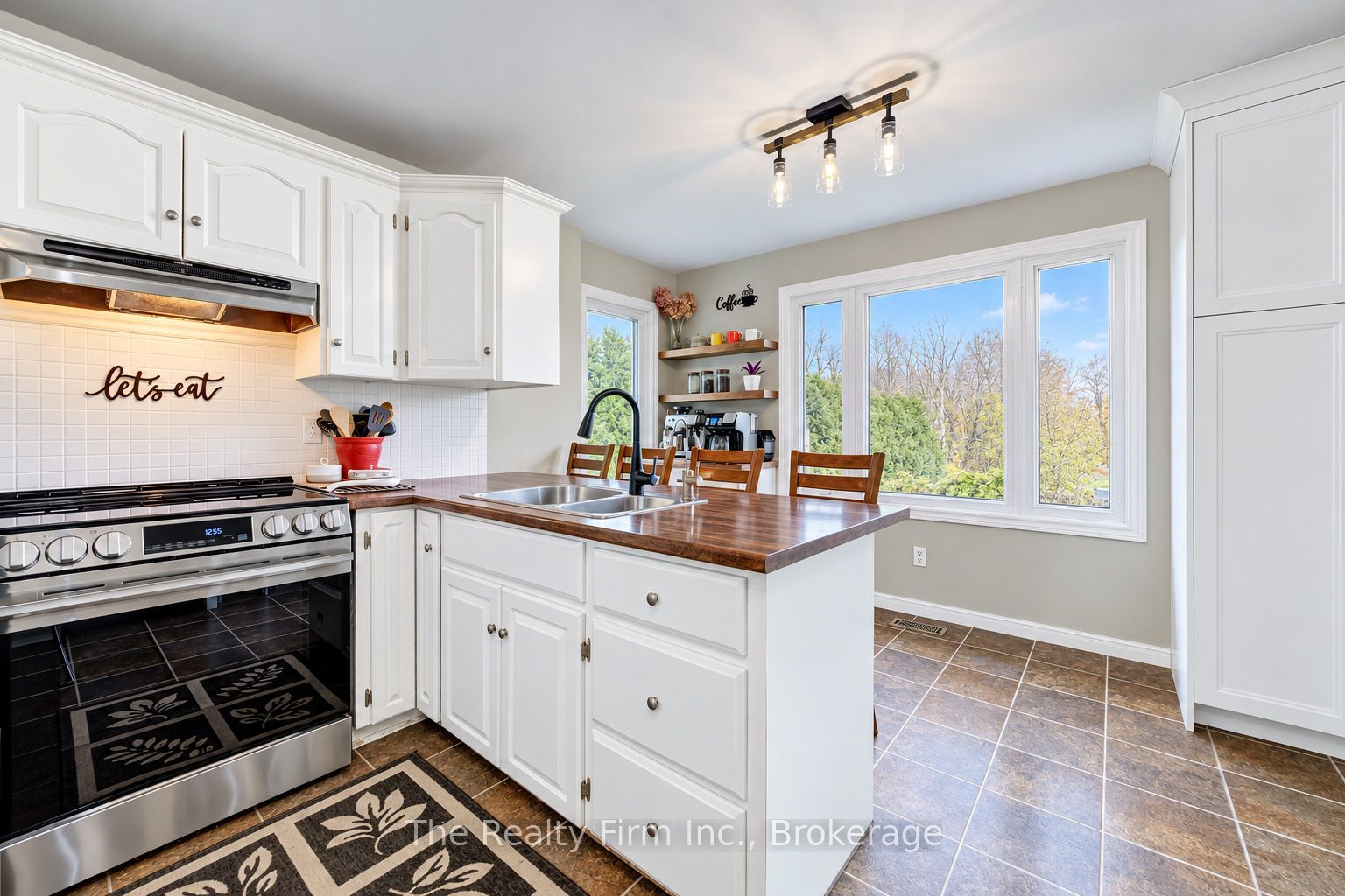6652 3rd Line W Property Photo 5