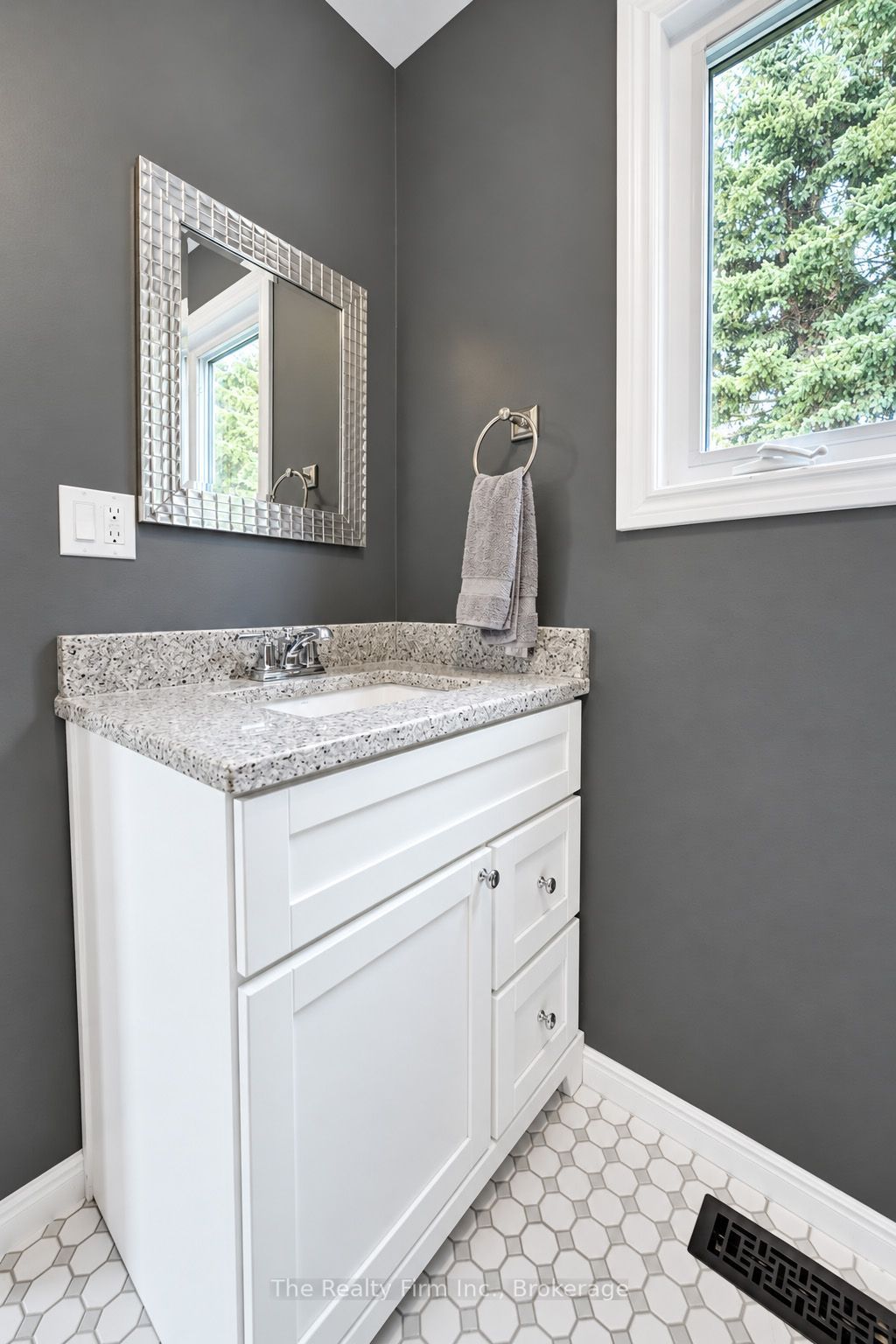 6652 3rd Line W Property Photo 16