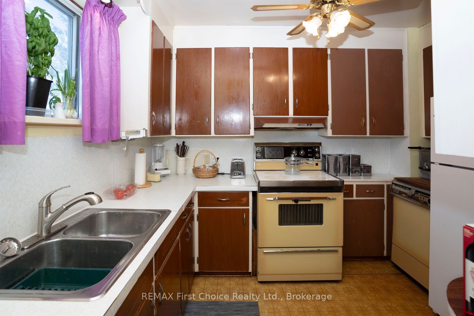 372 Inchiquin Street Property Photo 11