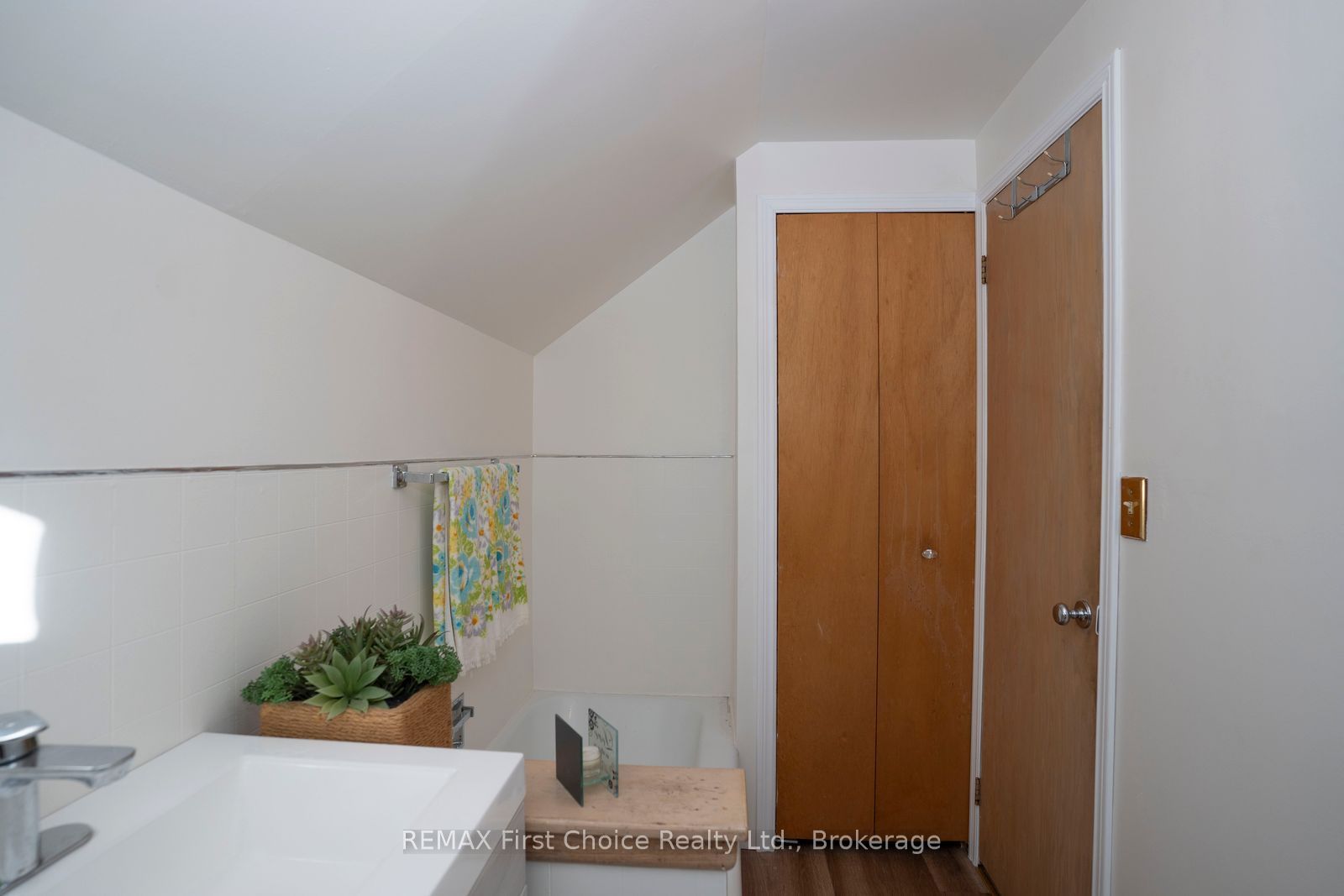 372 Inchiquin Street Property Photo 25