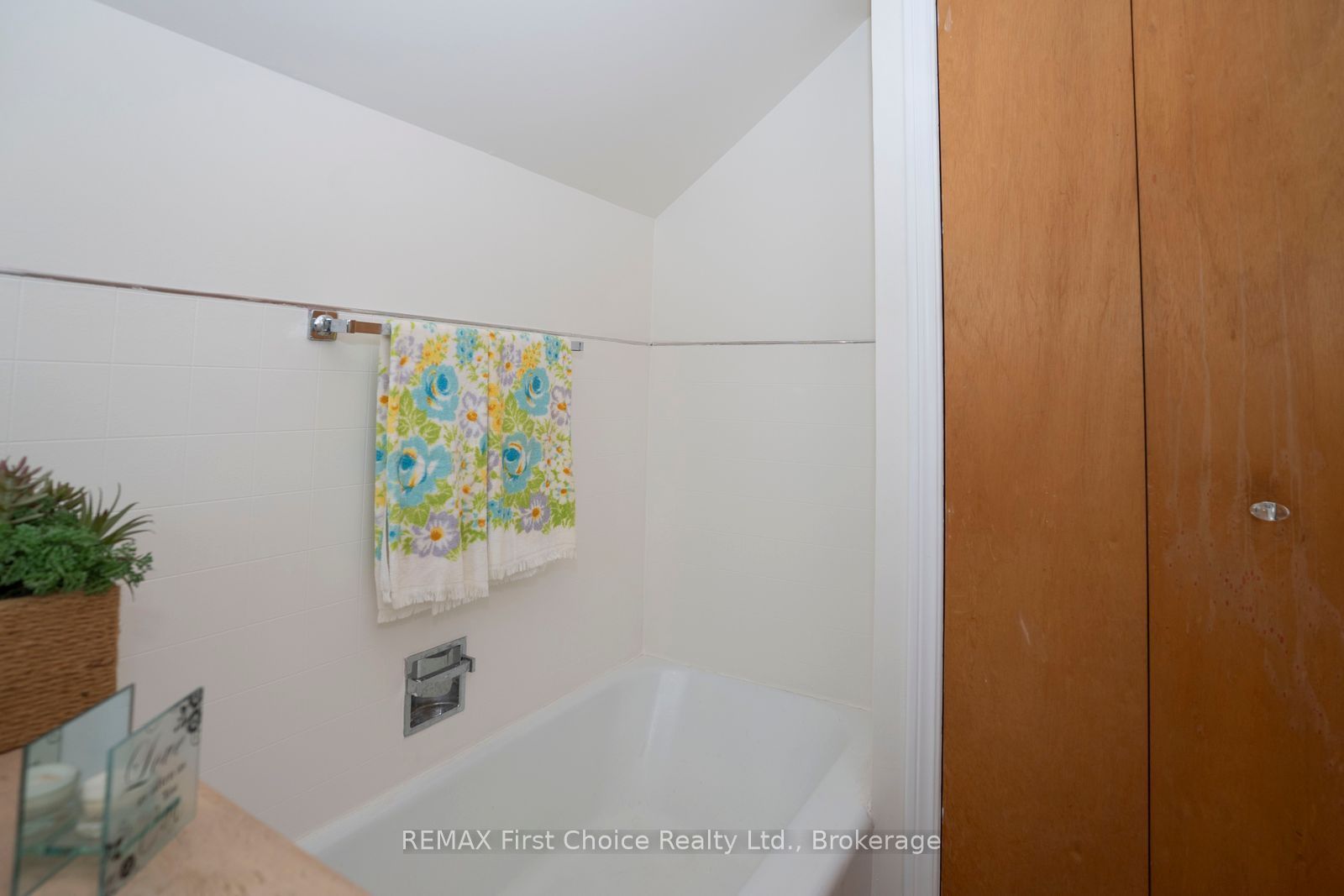 372 Inchiquin Street Property Photo 26