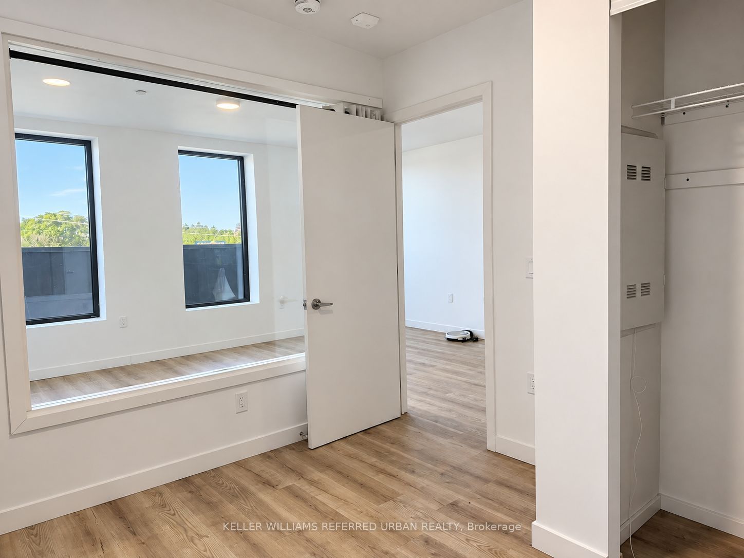 325 University Avenue W 408 Property Photo 4