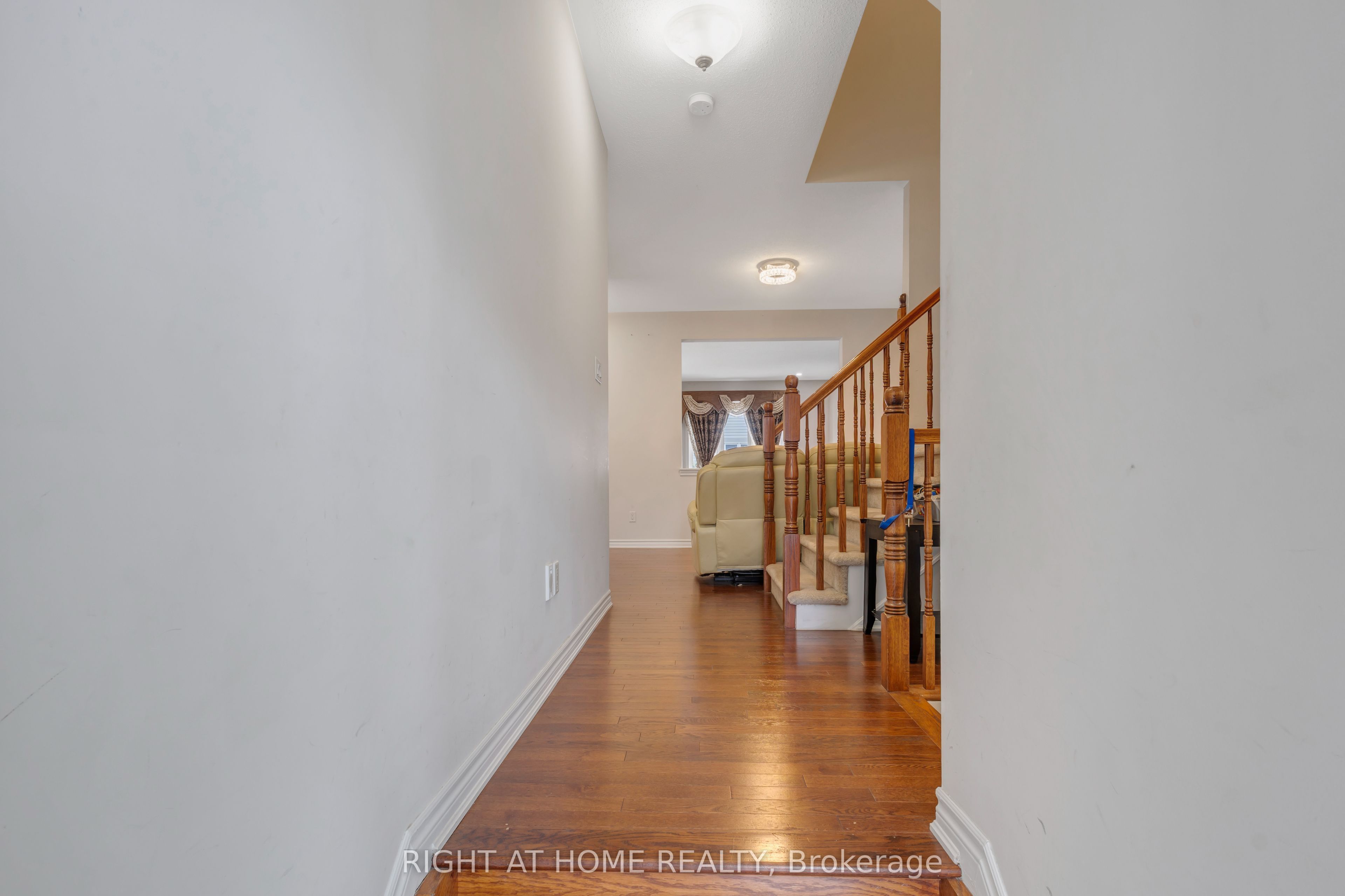 209 Rivertree Street Property Photo 5