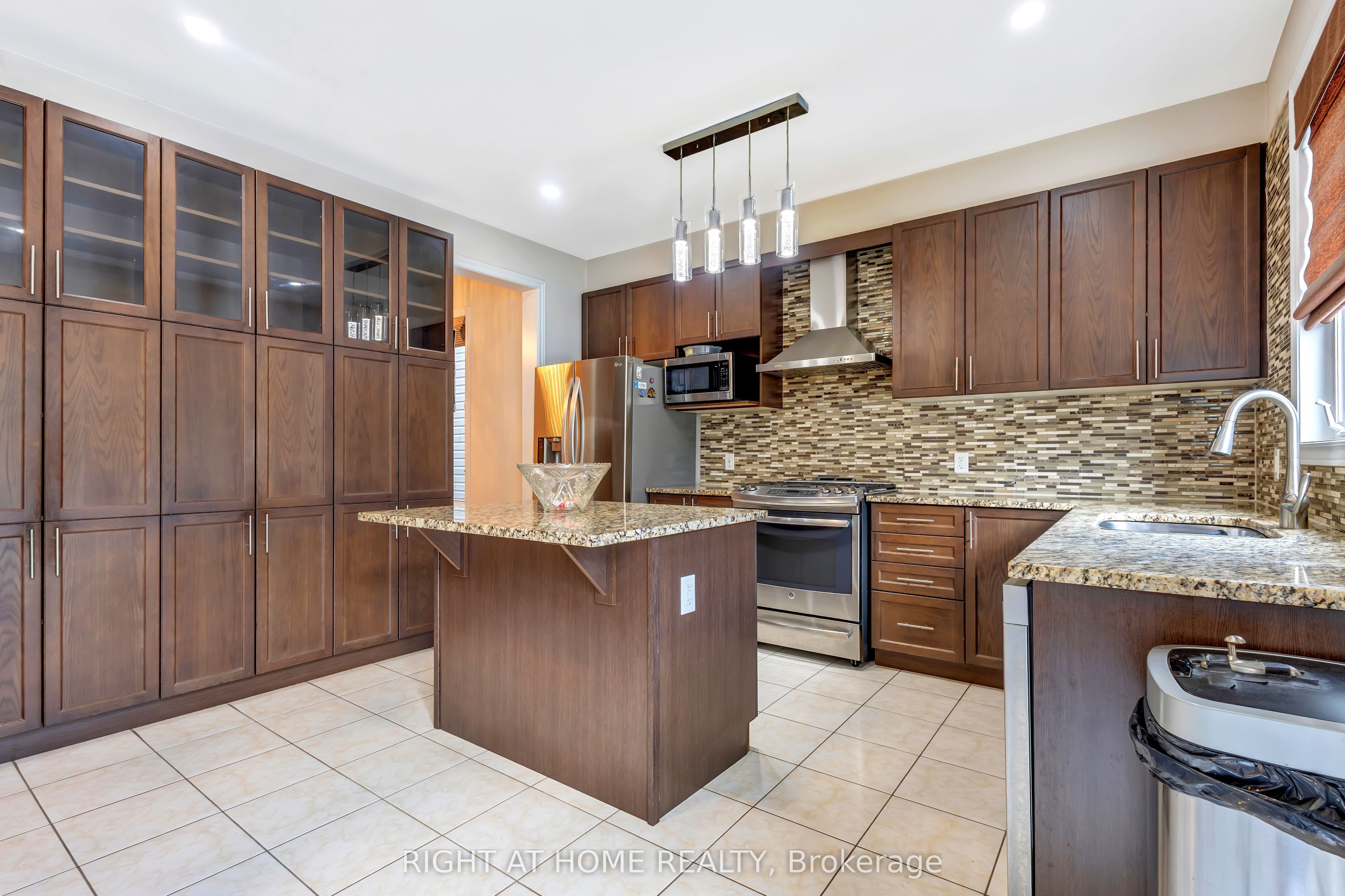 209 Rivertree Street Property Photo 15