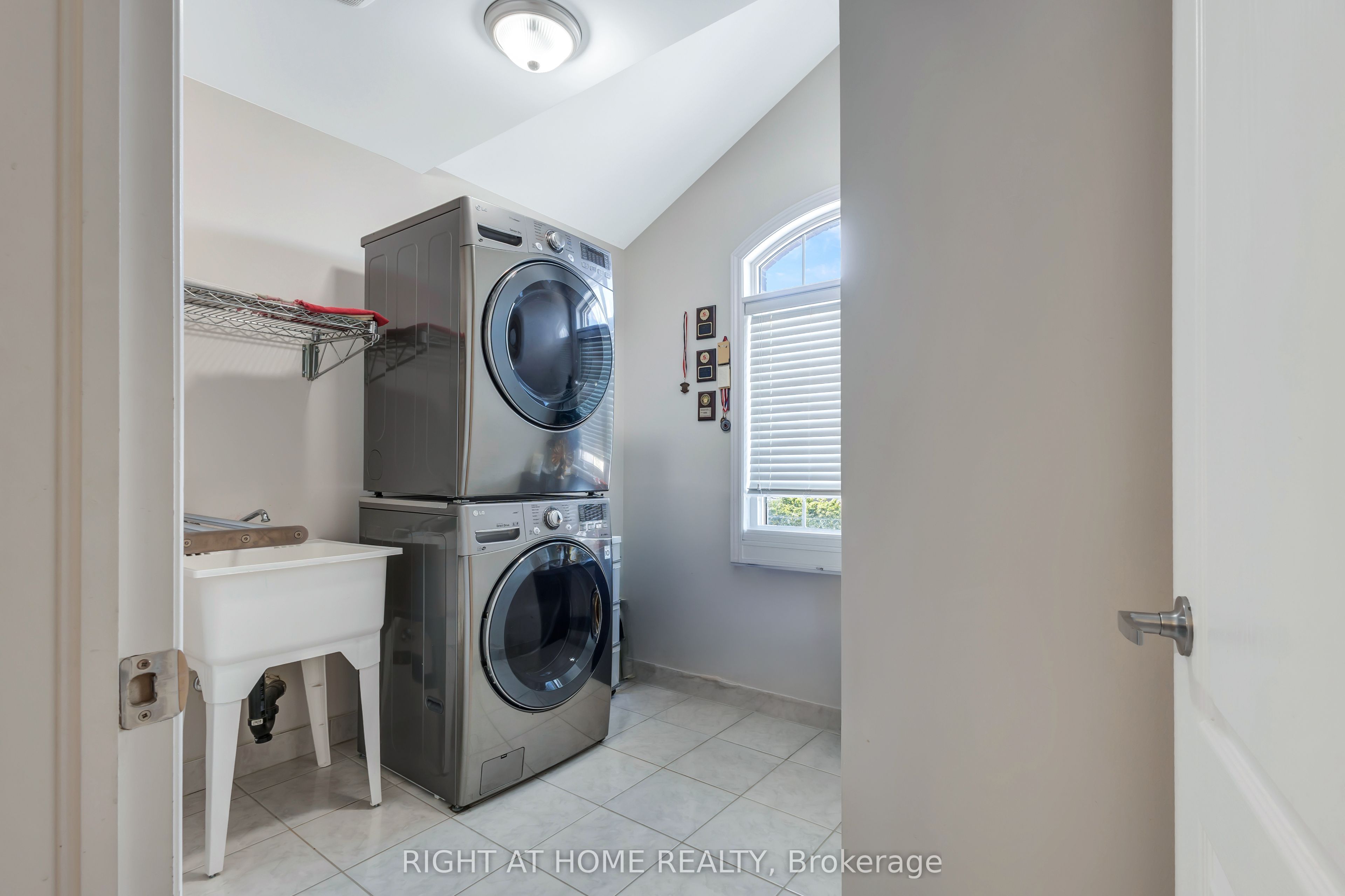 209 Rivertree Street Property Photo 21
