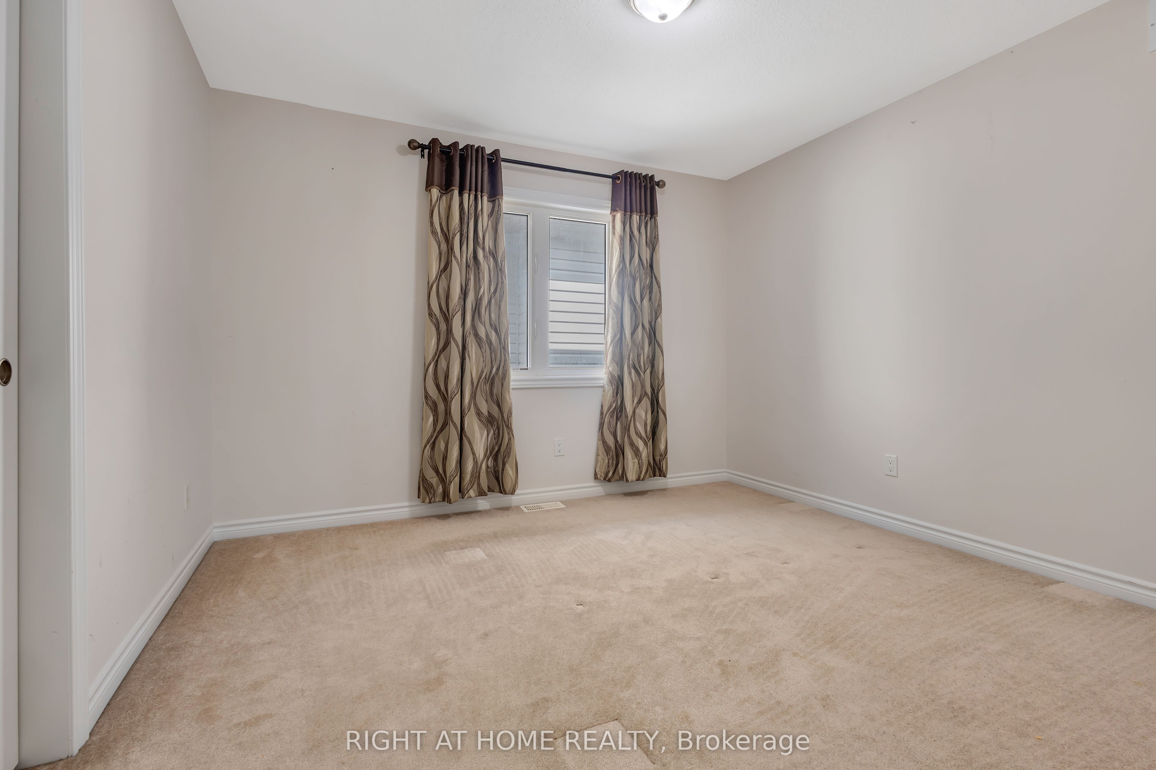 209 Rivertree Street Property Photo 28