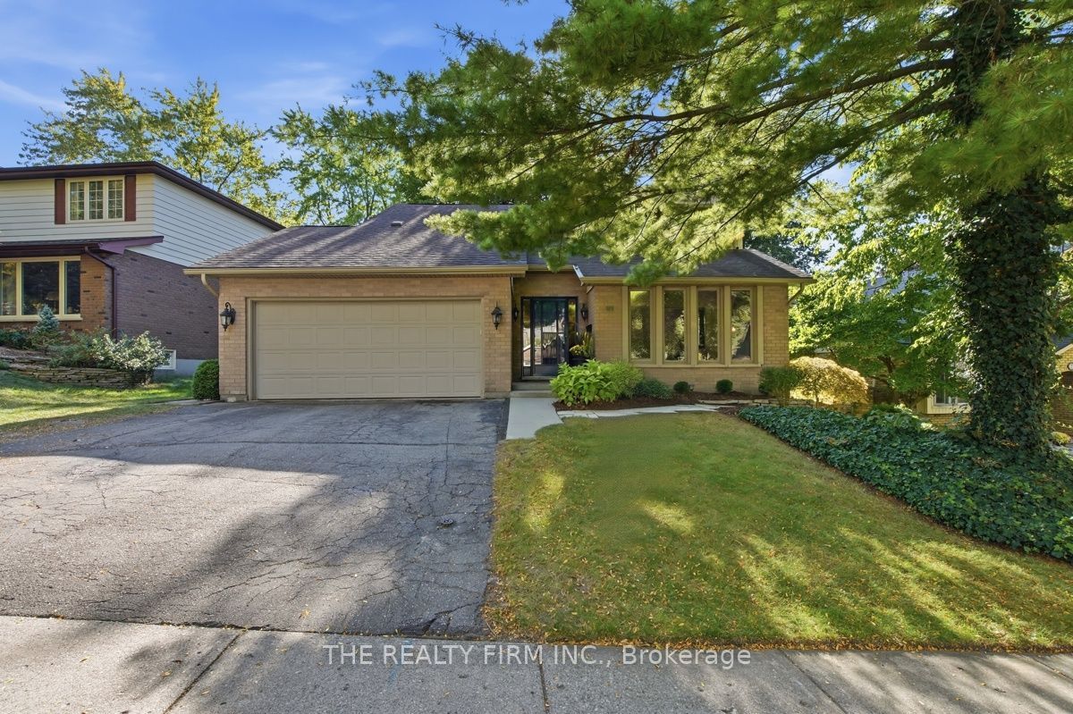 11 SOMERSET Crescent Property Photo 1