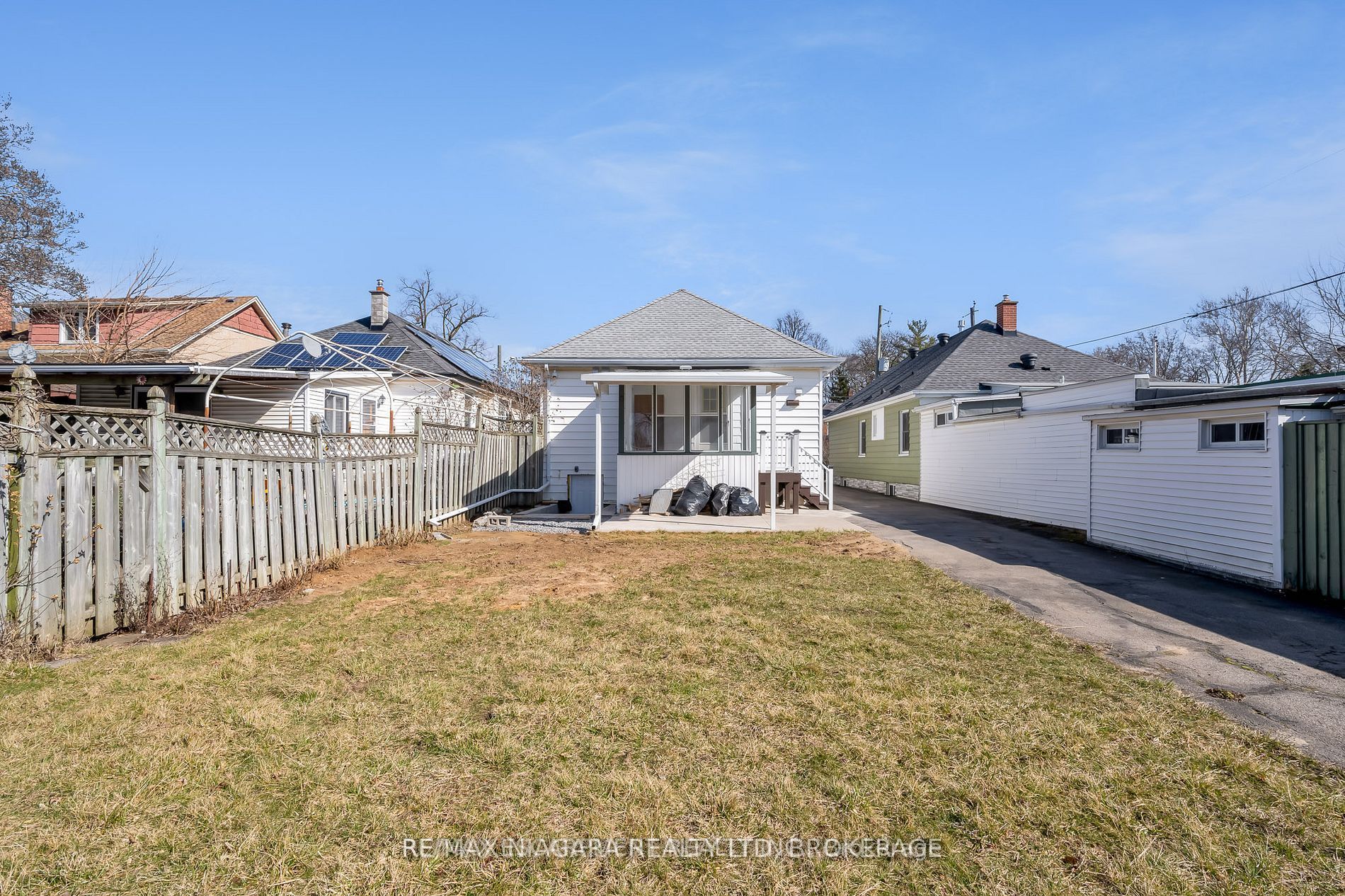 229 Geneva Street E A Property Photo 3