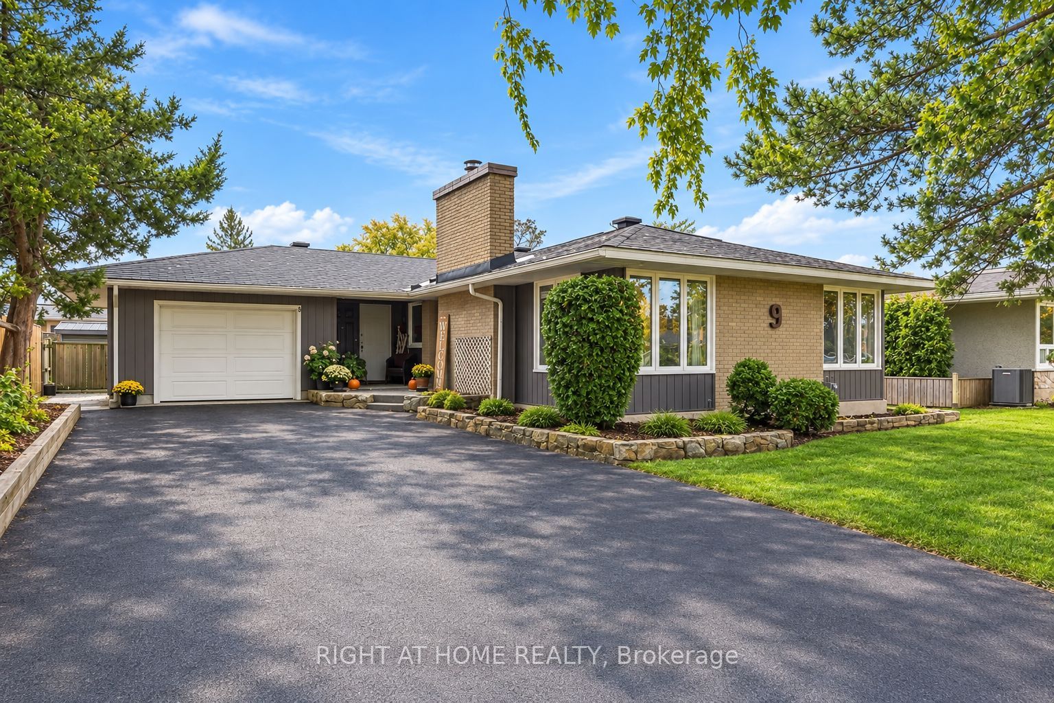 9 Laurentide Road Property Photo 1