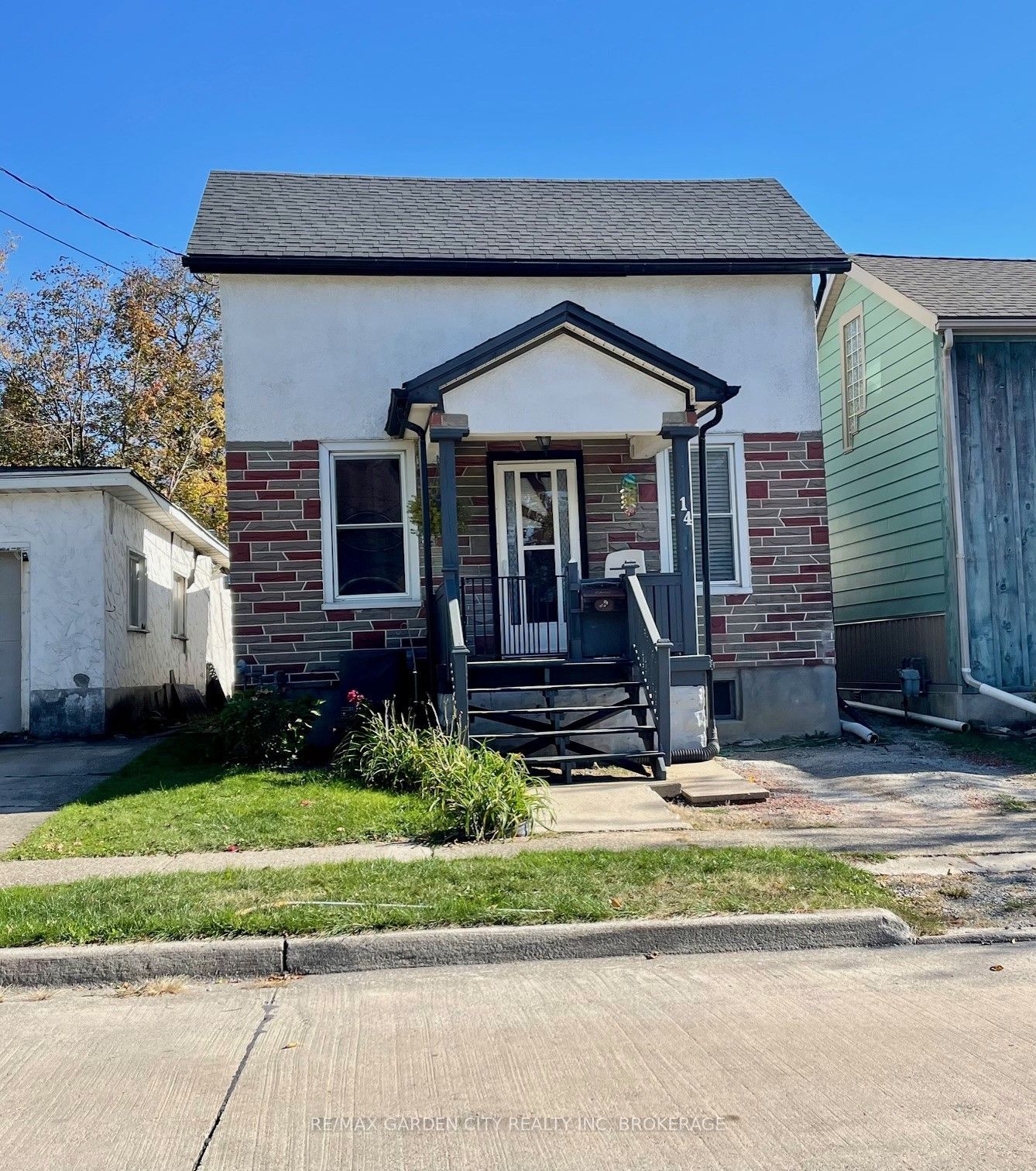 14 Welland Street S Property Photo 1