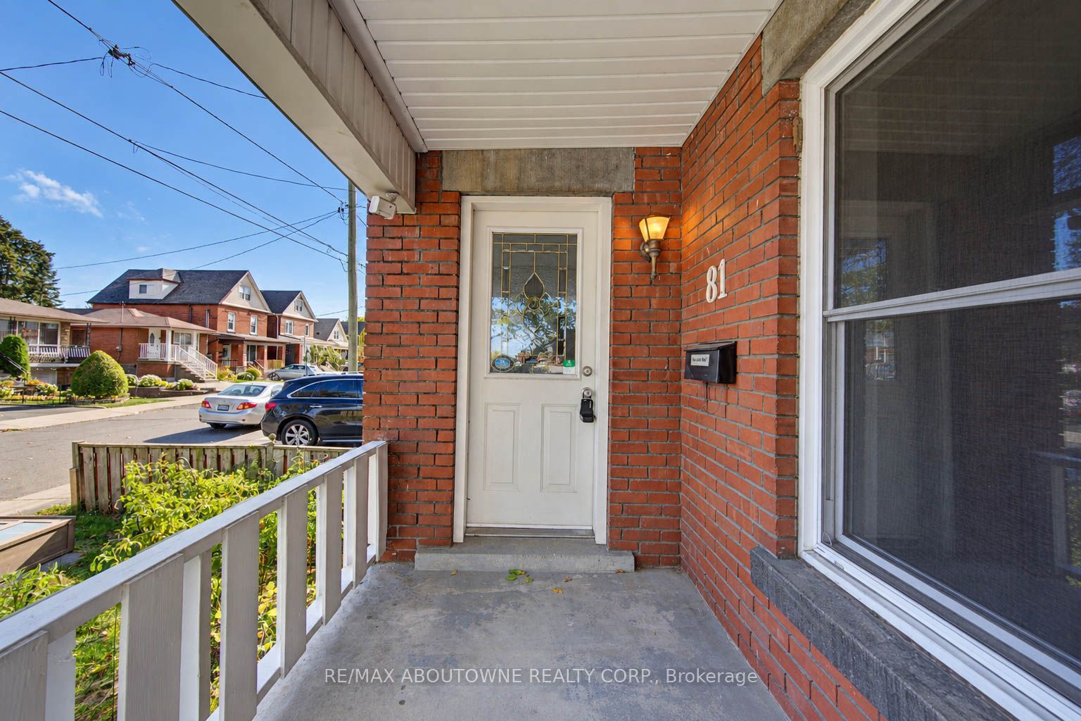 81 Glendale Avenue N Property Photo 3