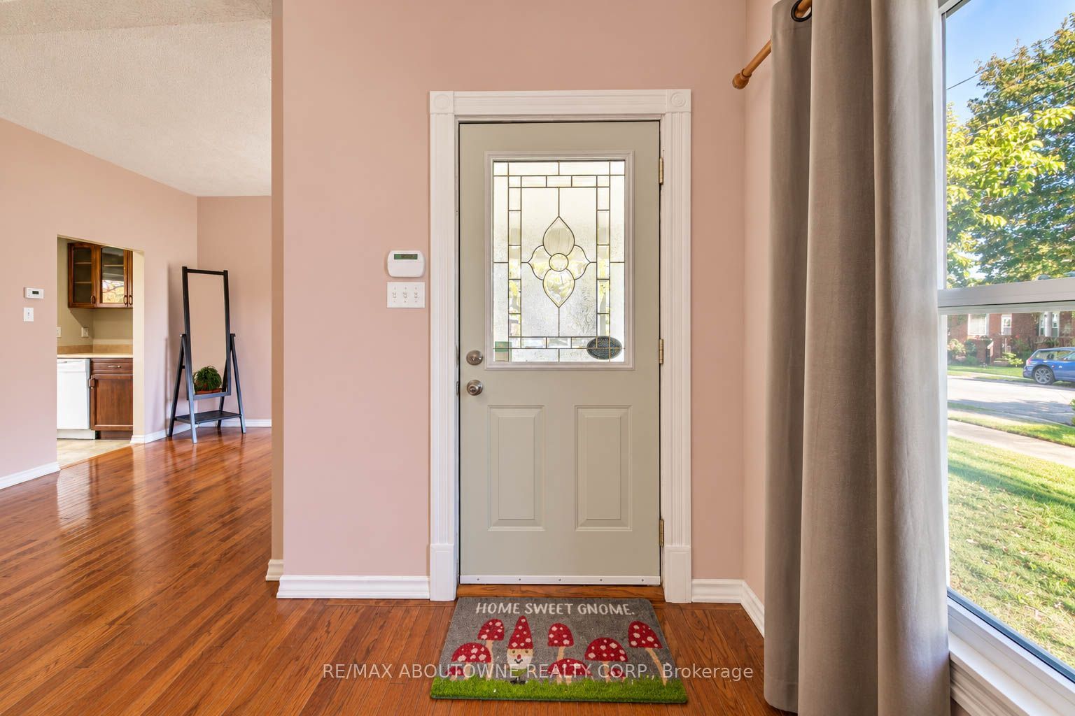 81 Glendale Avenue N Property Photo 4
