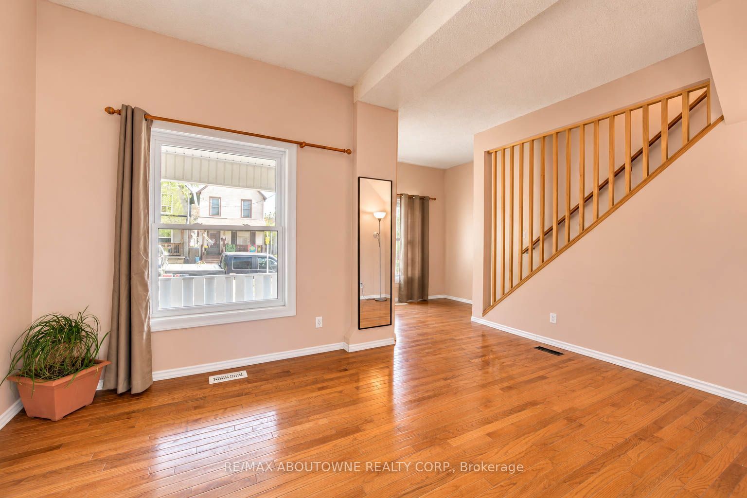 81 Glendale Avenue N Property Photo 5