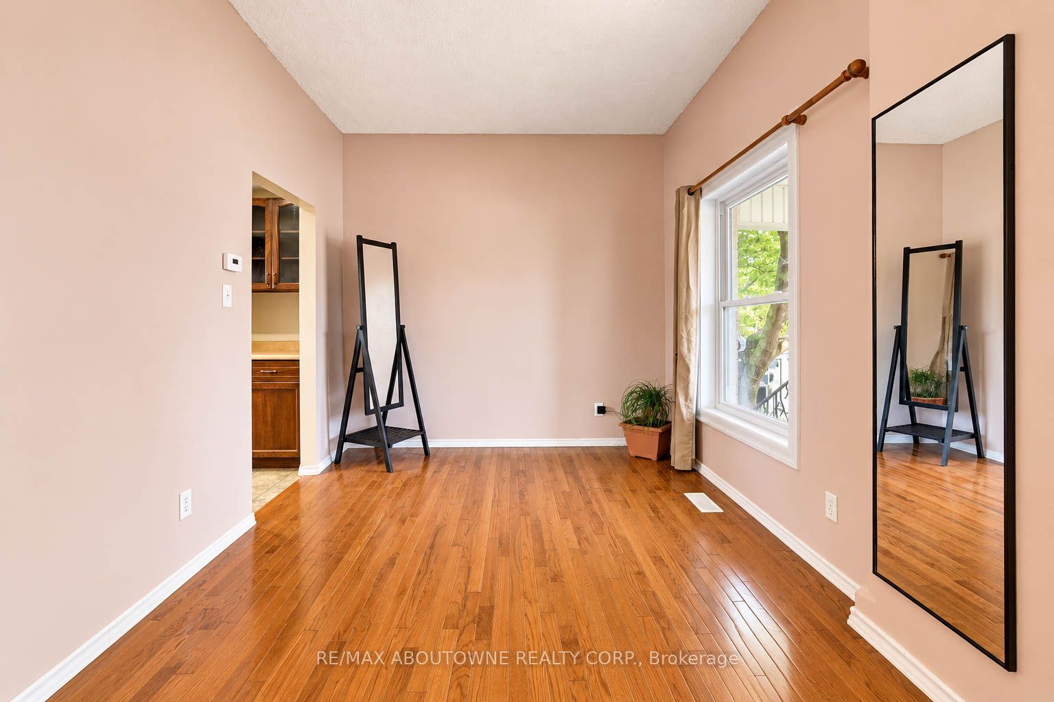 81 Glendale Avenue N Property Photo 6