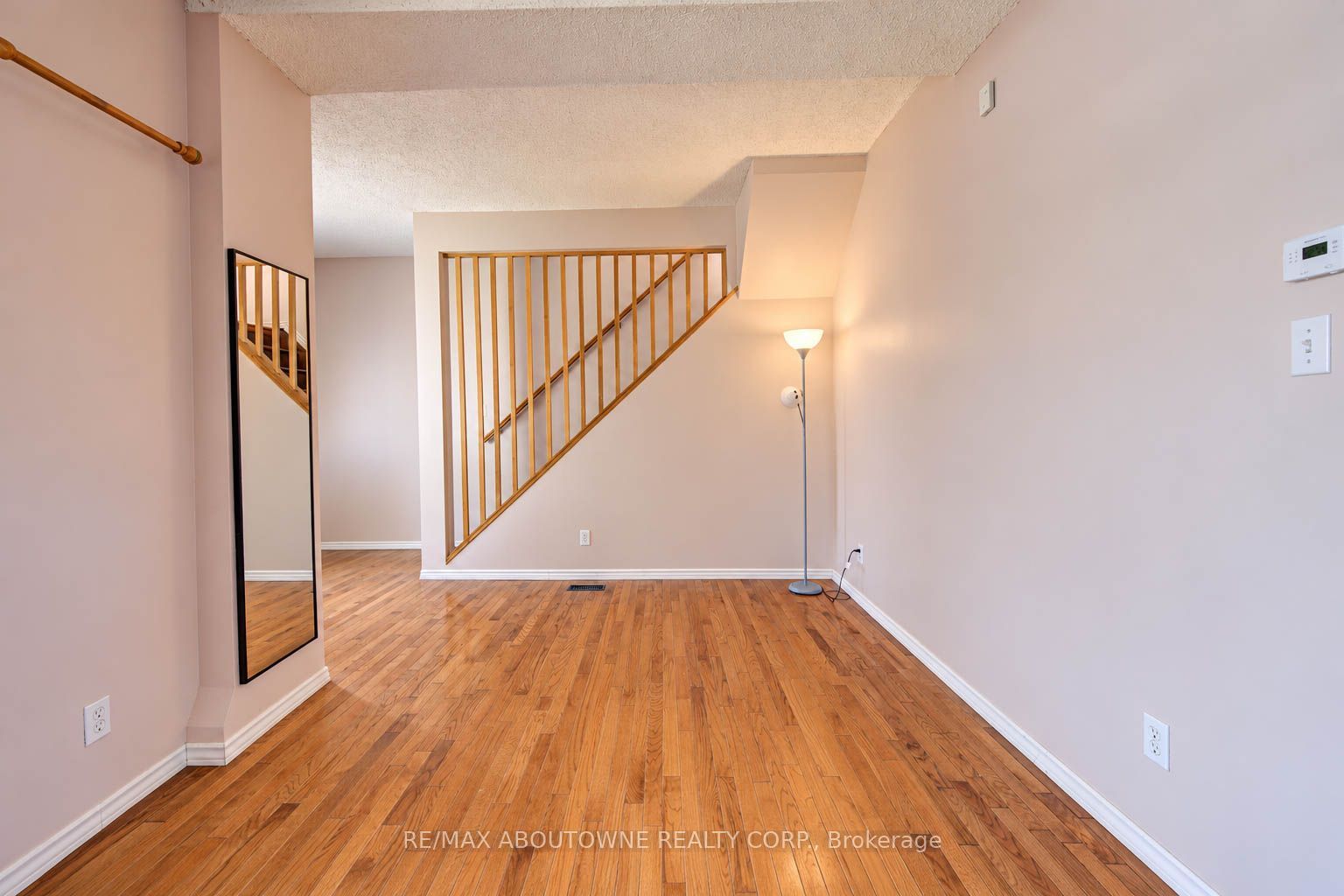 81 Glendale Avenue N Property Photo 7