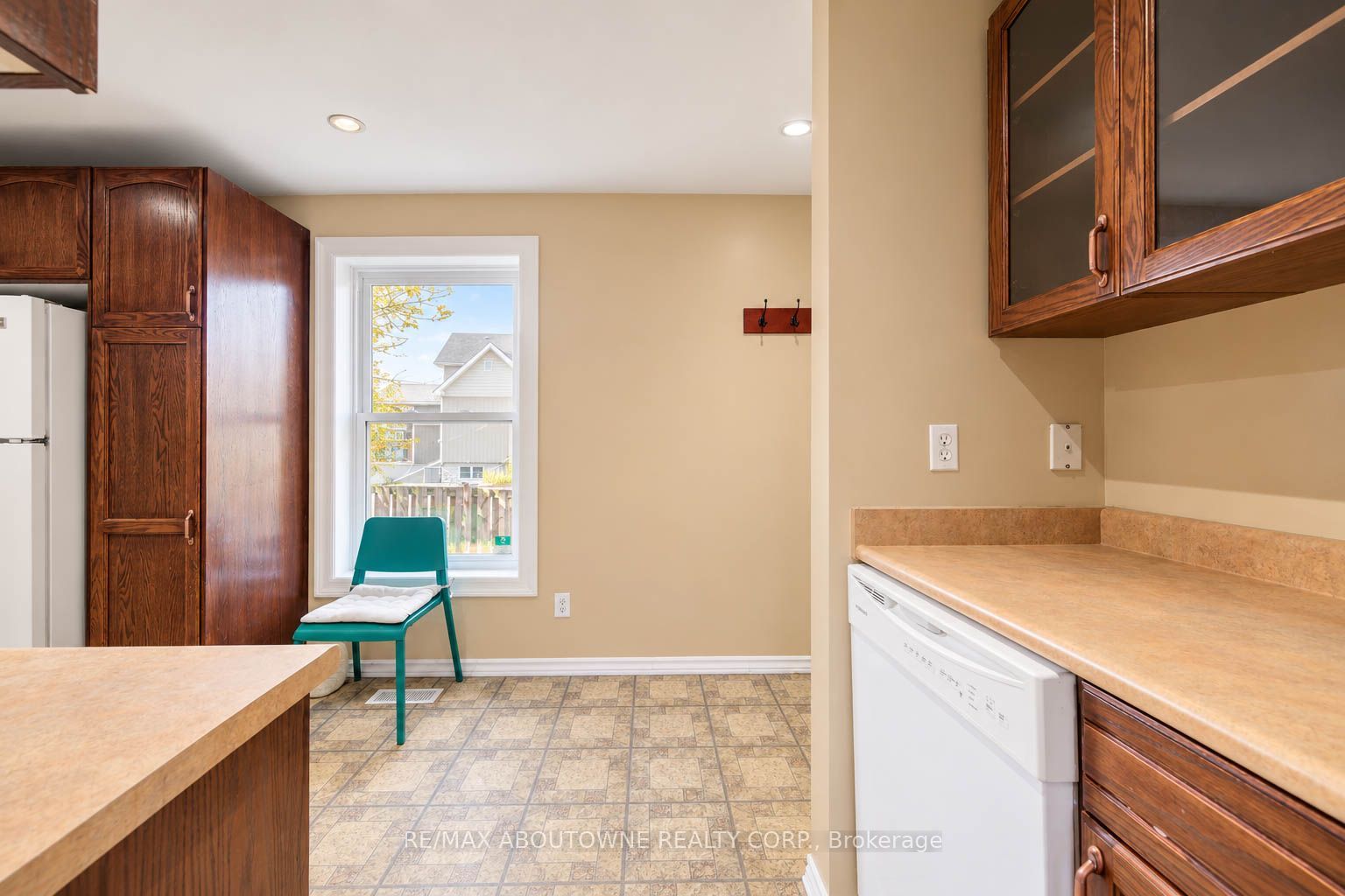 81 Glendale Avenue N Property Photo 8