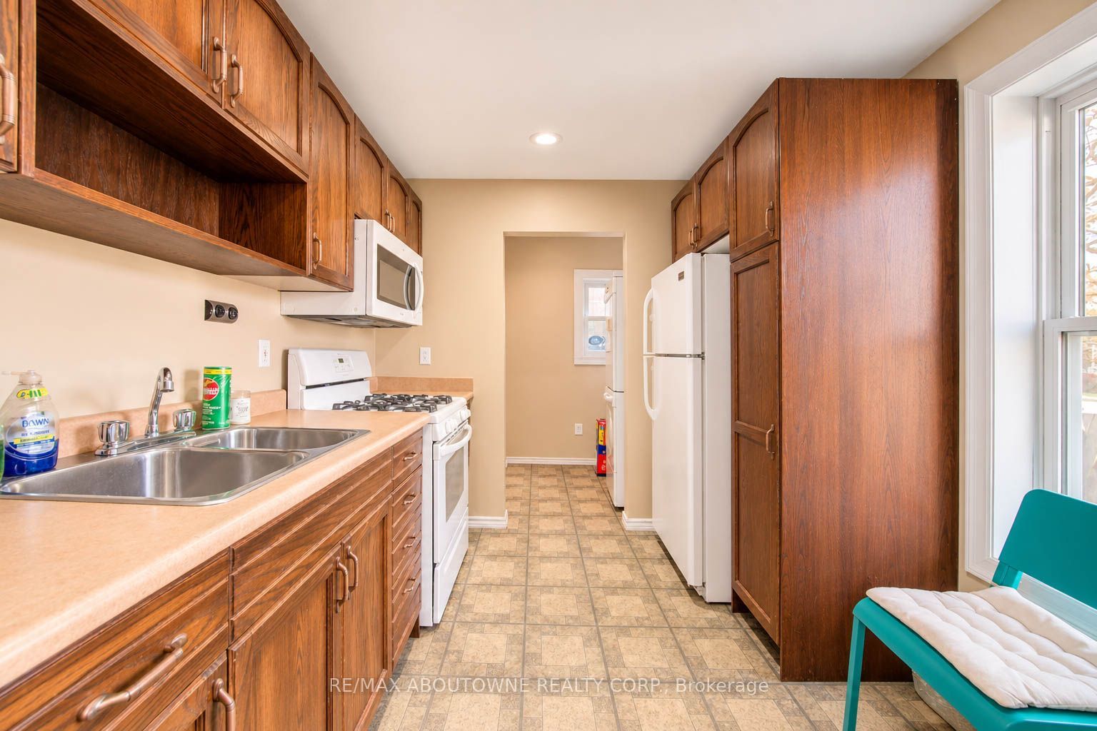 81 Glendale Avenue N Property Photo 10