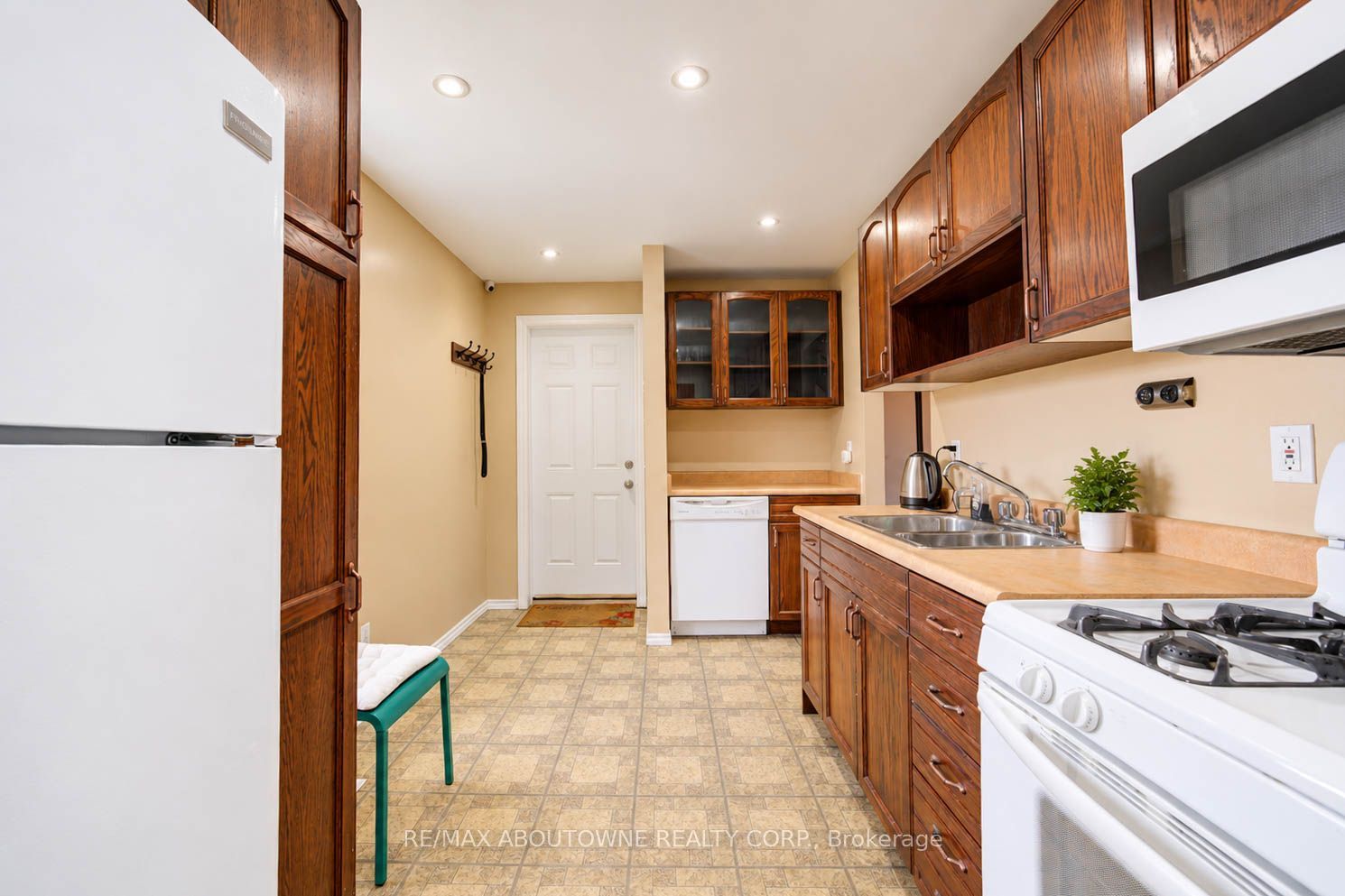 81 Glendale Avenue N Property Photo 11
