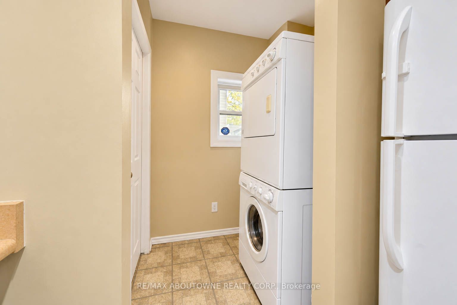81 Glendale Avenue N Property Photo 12