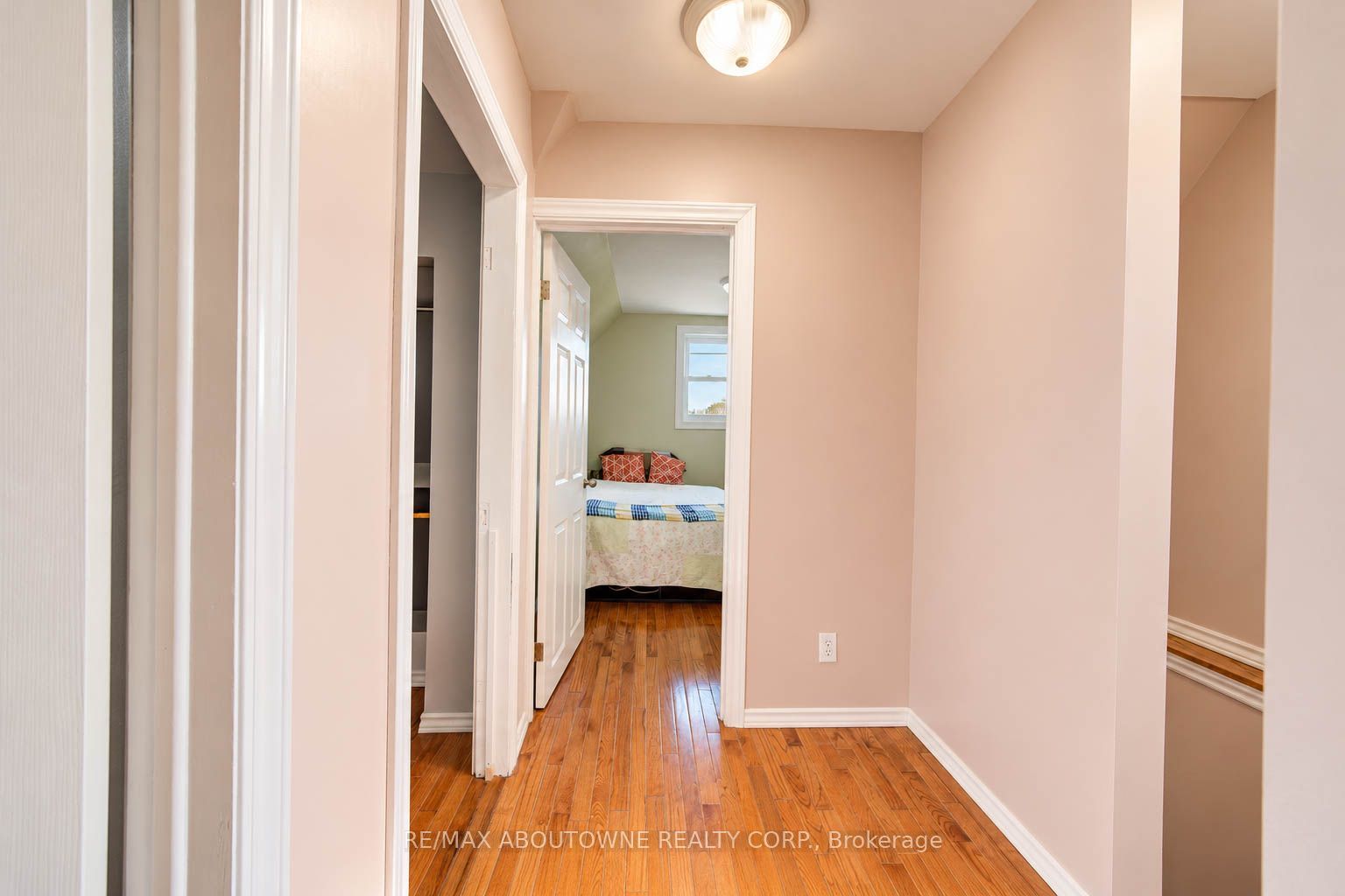 81 Glendale Avenue N Property Photo 13