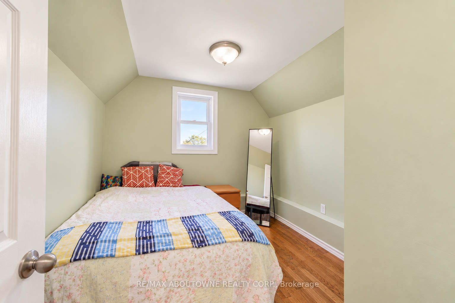 81 Glendale Avenue N Property Photo 14