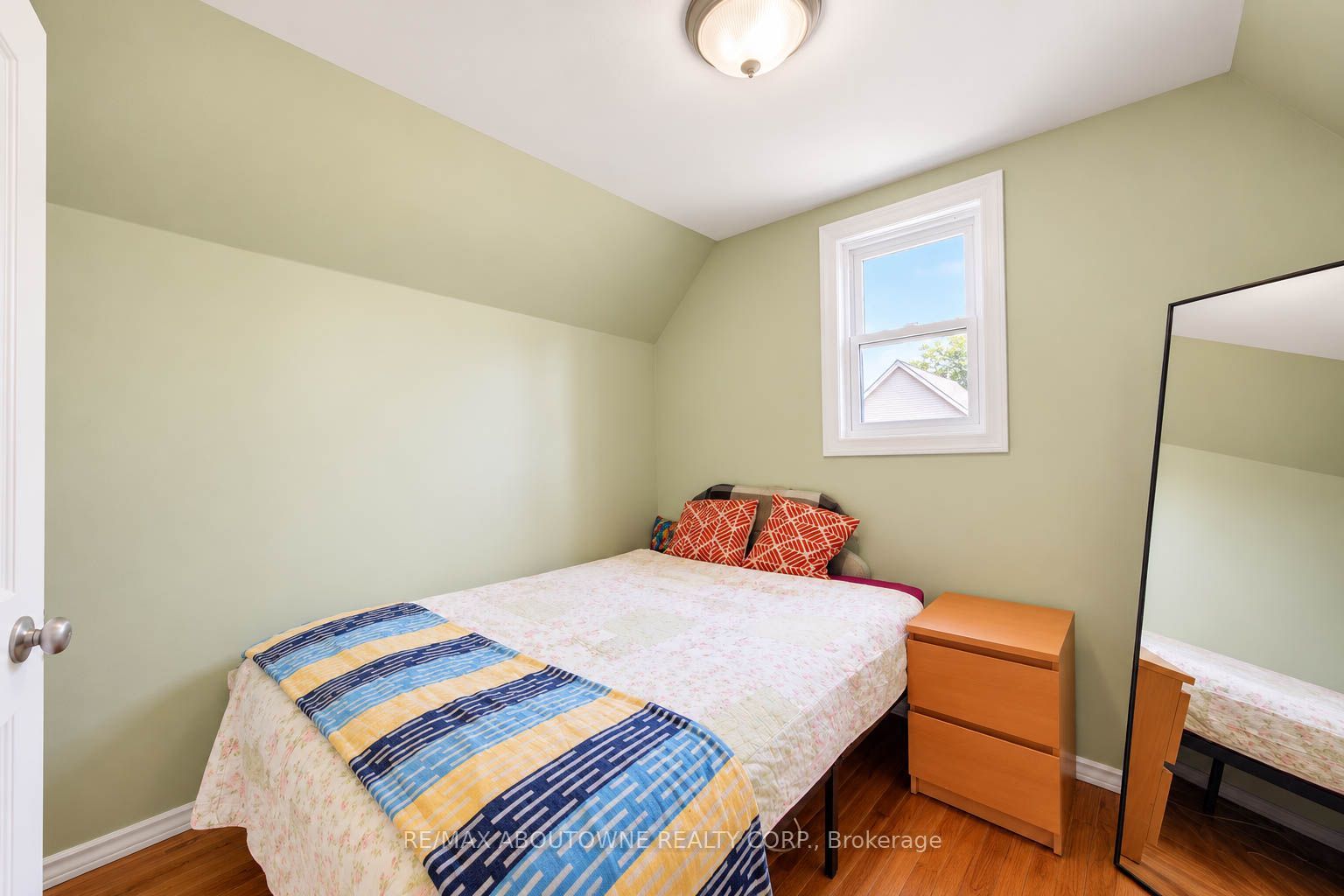 81 Glendale Avenue N Property Photo 15