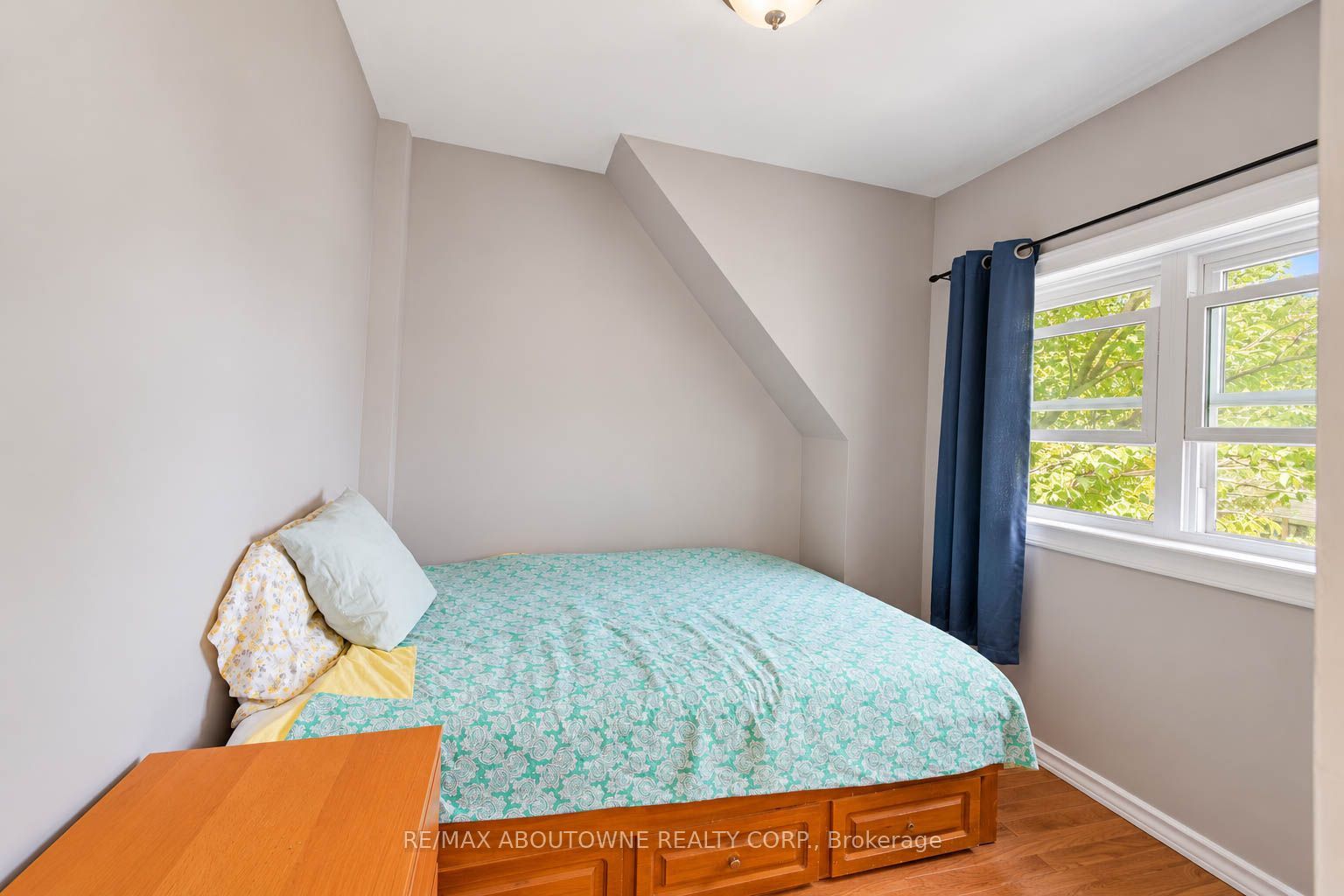 81 Glendale Avenue N Property Photo 16